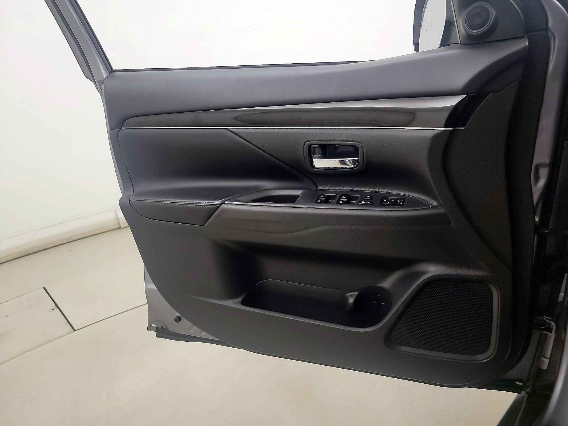 Thumbnail: 2020 Mitsubishi Outlander - 12