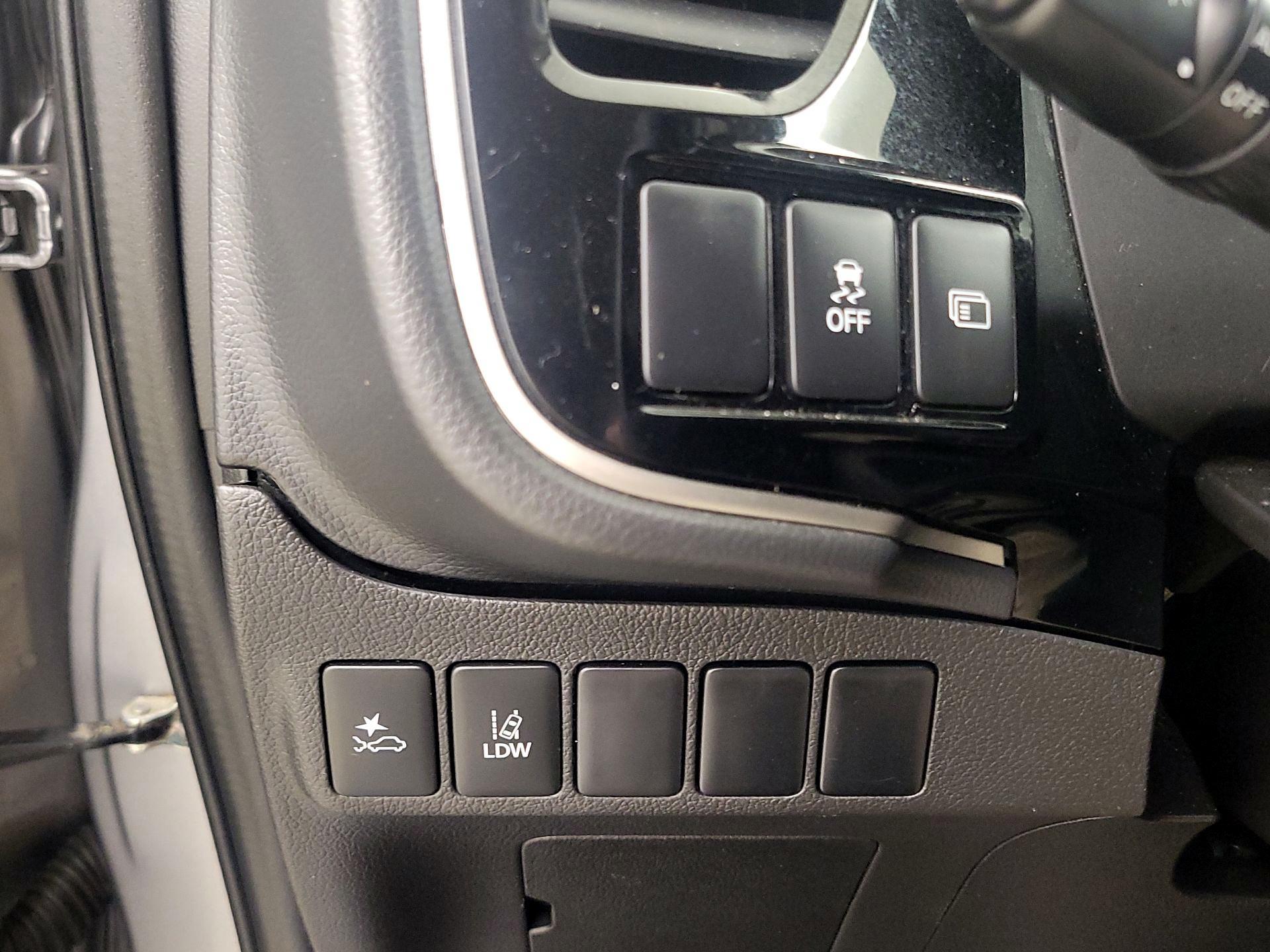 Thumbnail: 2020 Mitsubishi Outlander - 13