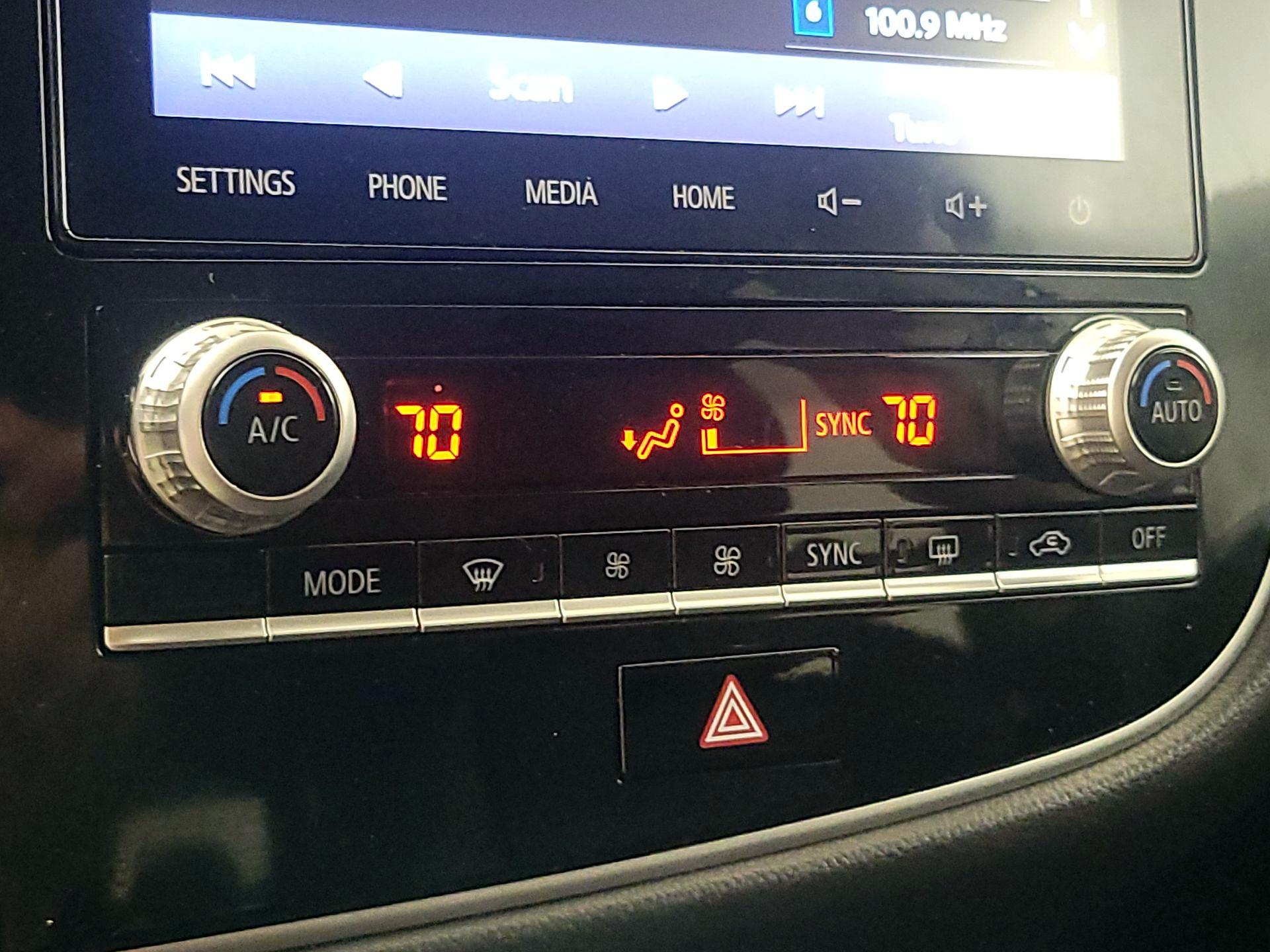 Thumbnail: 2020 Mitsubishi Outlander - 16