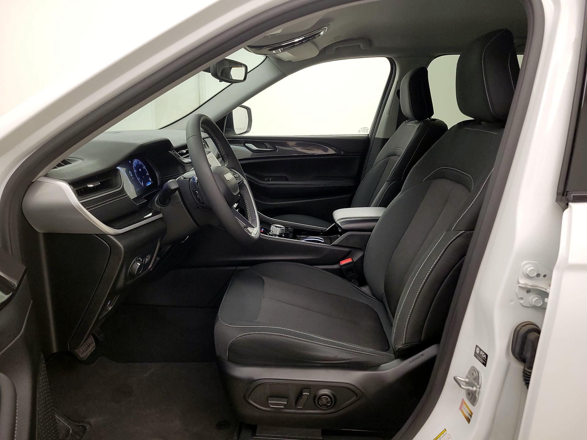 Thumbnail: 2023 Jeep Grand Cherokee - 11