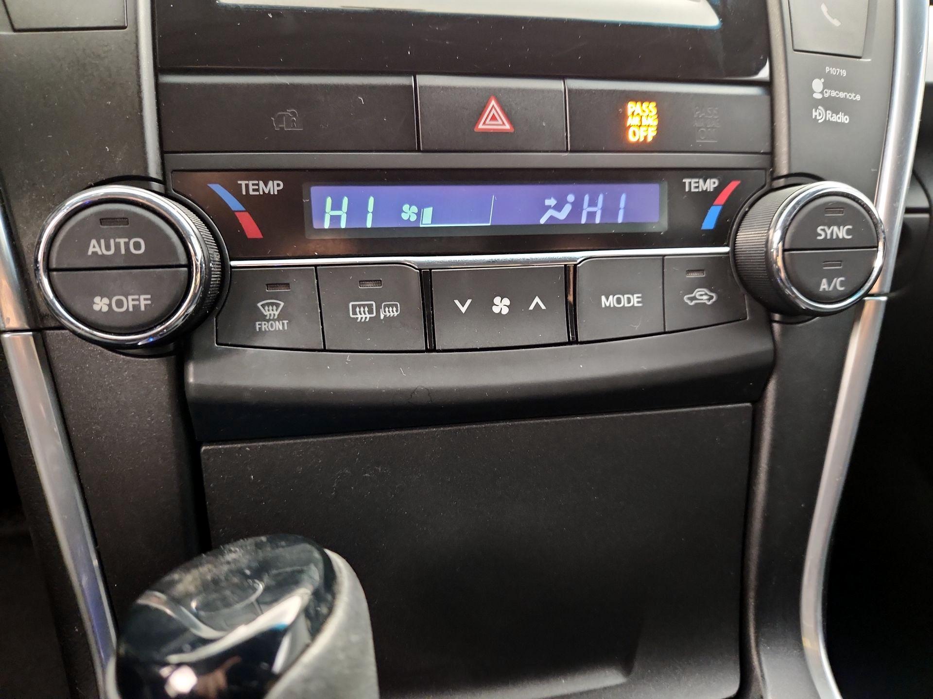 Thumbnail: 2015 Toyota Camry - 16