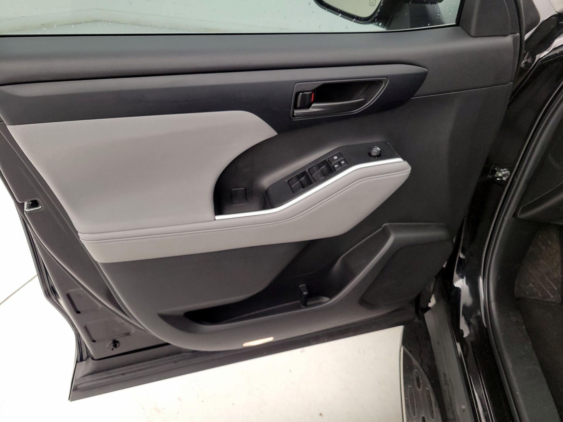 Thumbnail: 2022 Toyota Highlander - 12