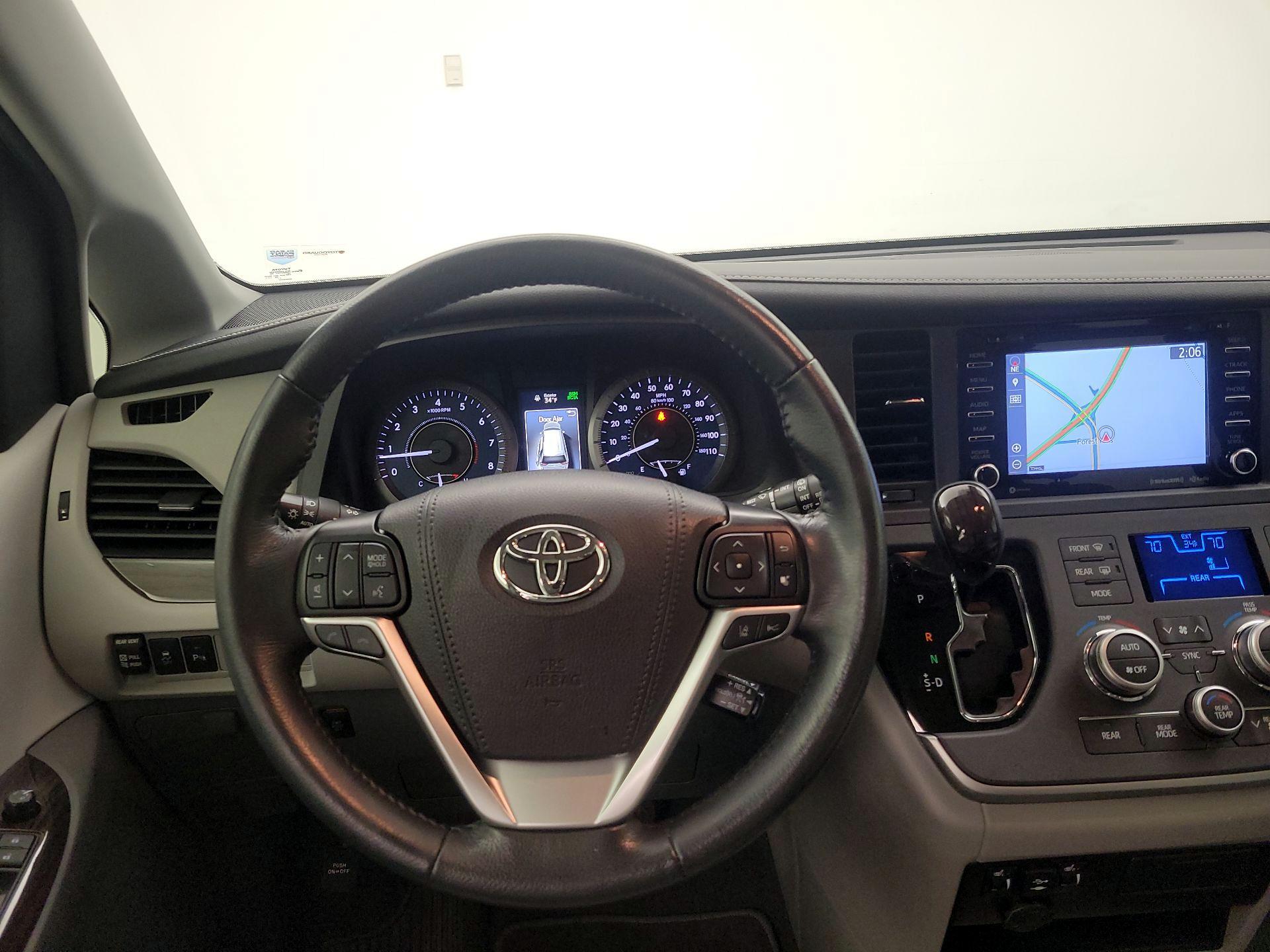 Thumbnail: 2020 Toyota Sienna - 10