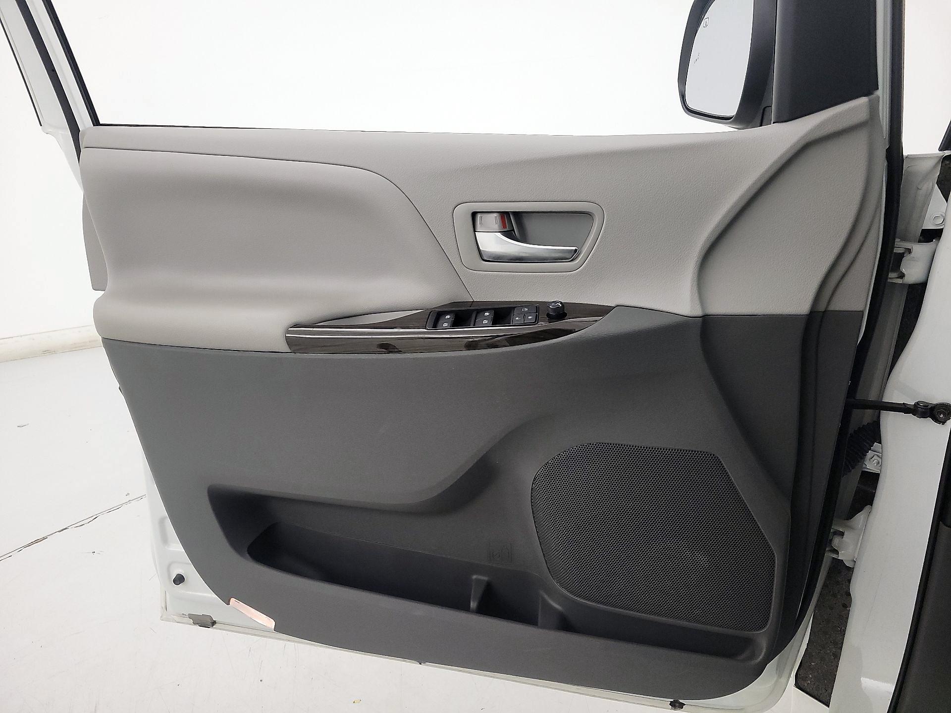 Thumbnail: 2020 Toyota Sienna - 12