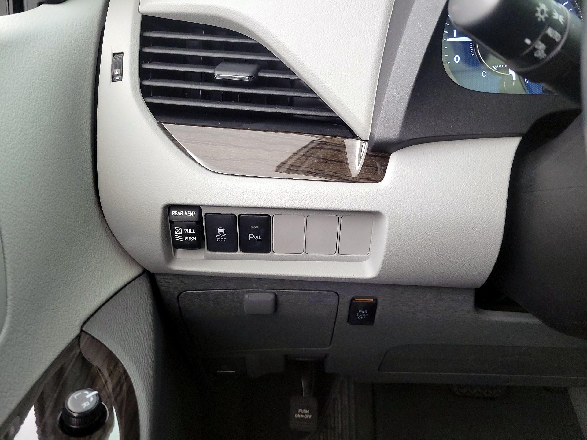 Thumbnail: 2020 Toyota Sienna - 13