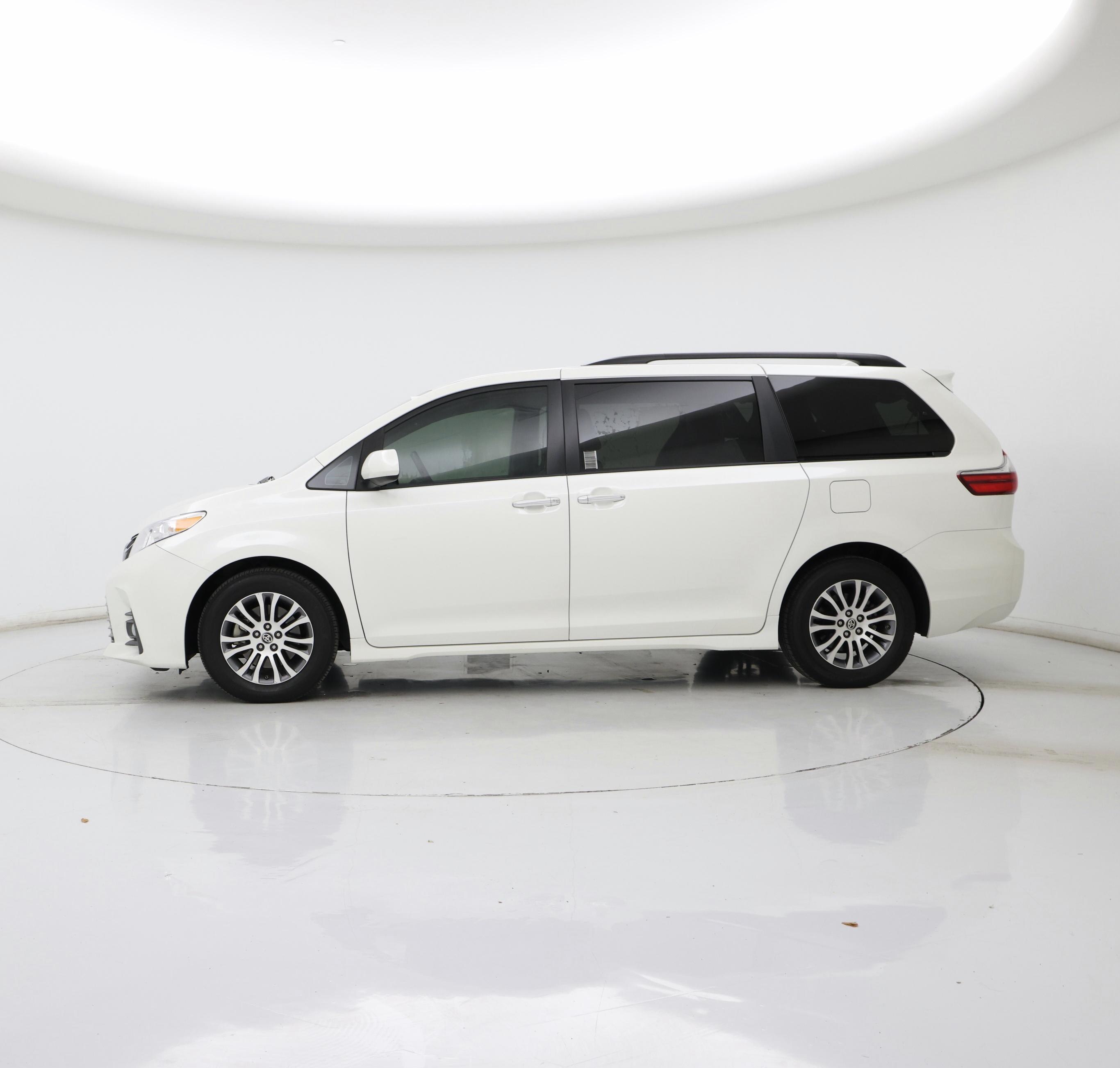 Thumbnail: 2020 Toyota Sienna - 3