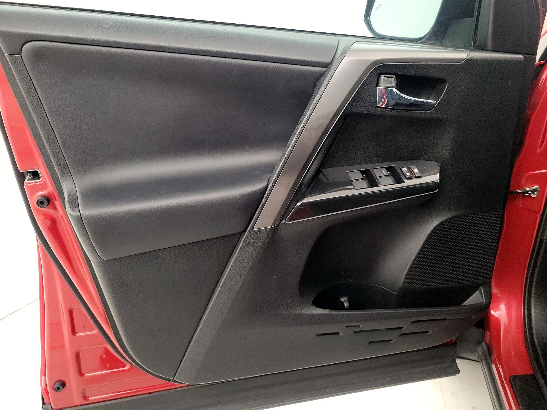 Thumbnail: 2016 Toyota RAV4 - 12