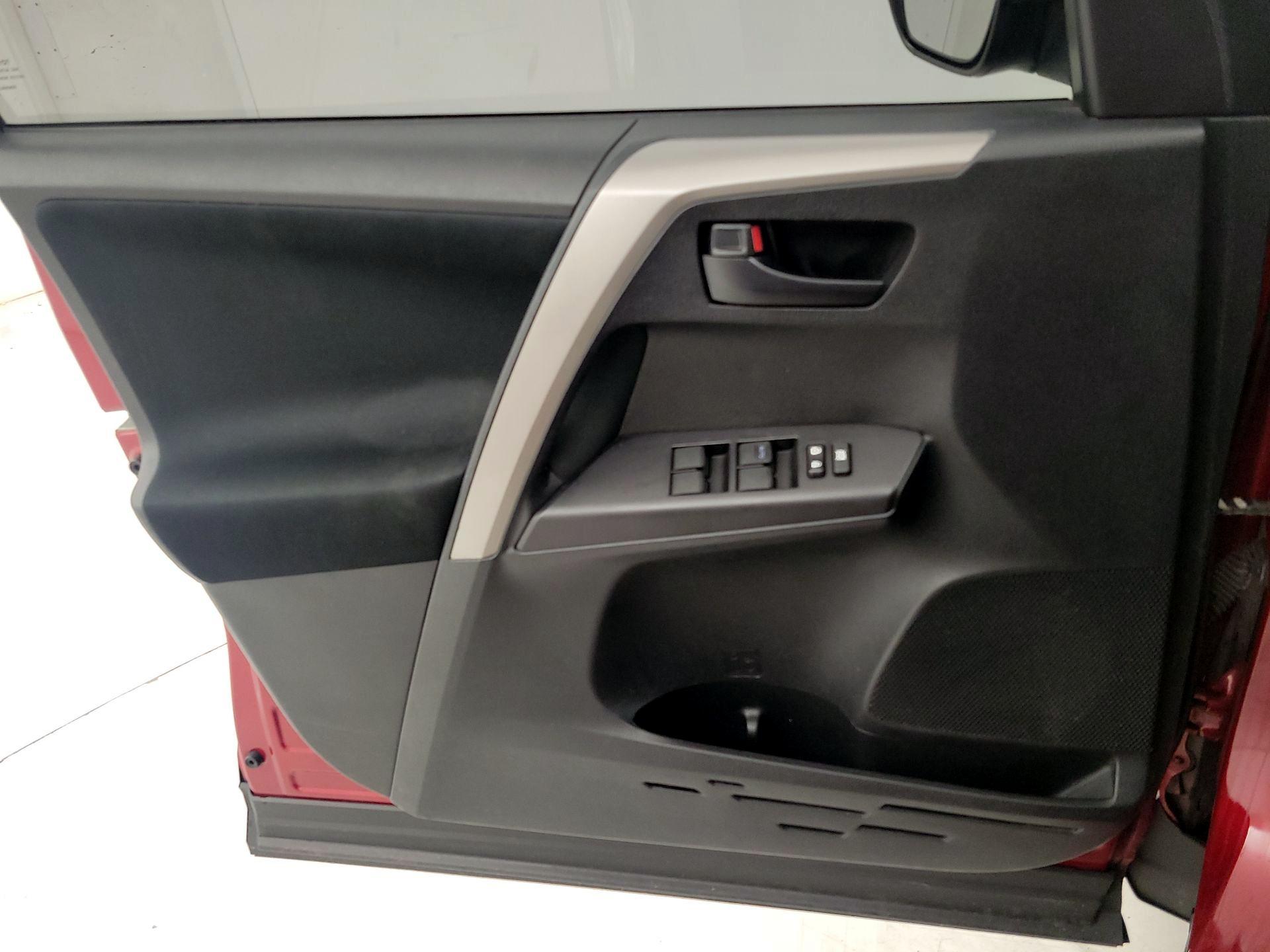 Thumbnail: 2018 Toyota RAV4 - 12