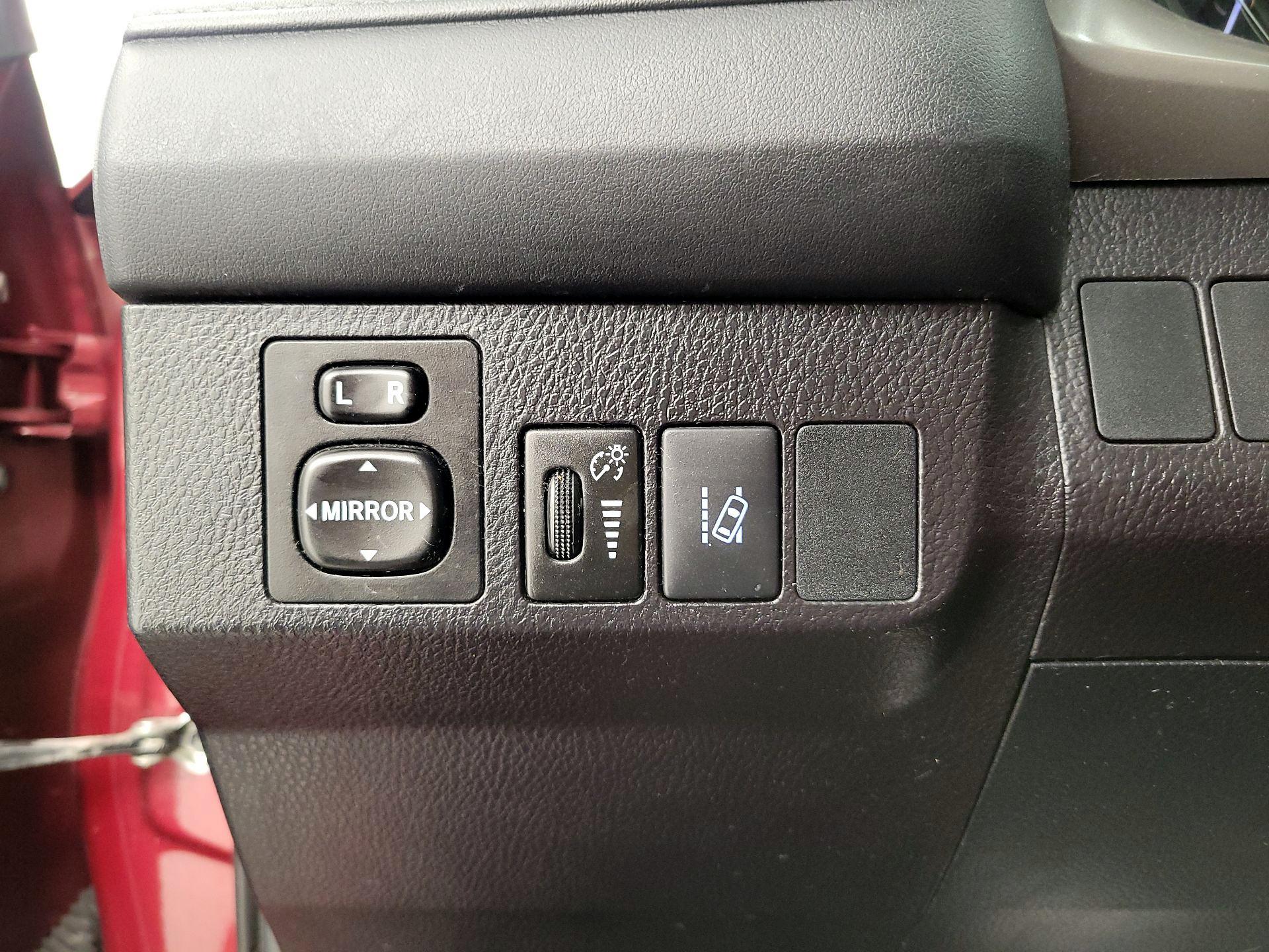 Thumbnail: 2018 Toyota RAV4 - 13