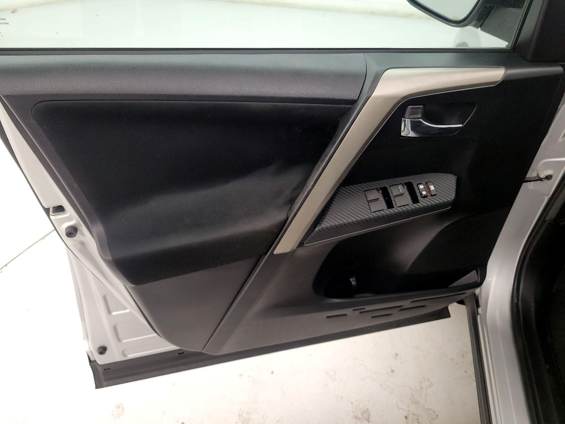 Thumbnail: 2015 Toyota RAV4 - 12