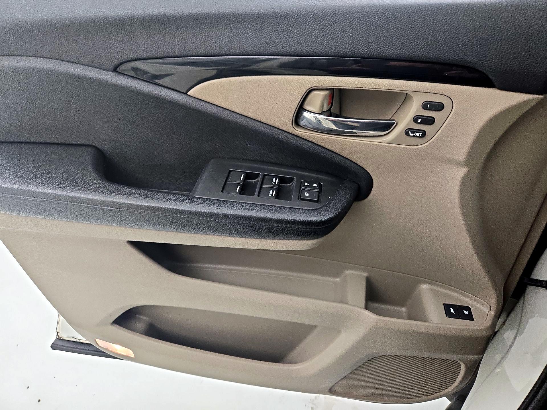 Thumbnail: 2016 Honda Pilot - 12