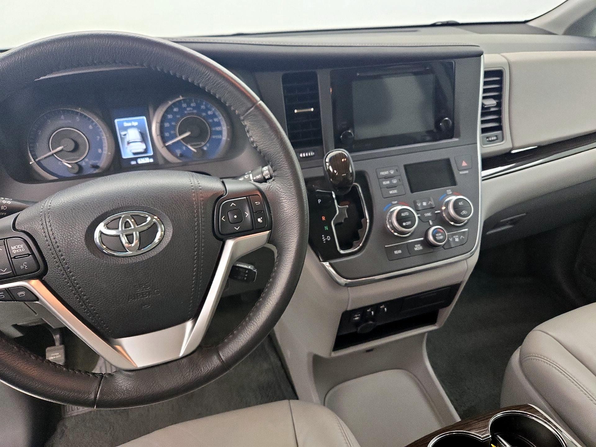 Thumbnail: 2017 Toyota Sienna - 9