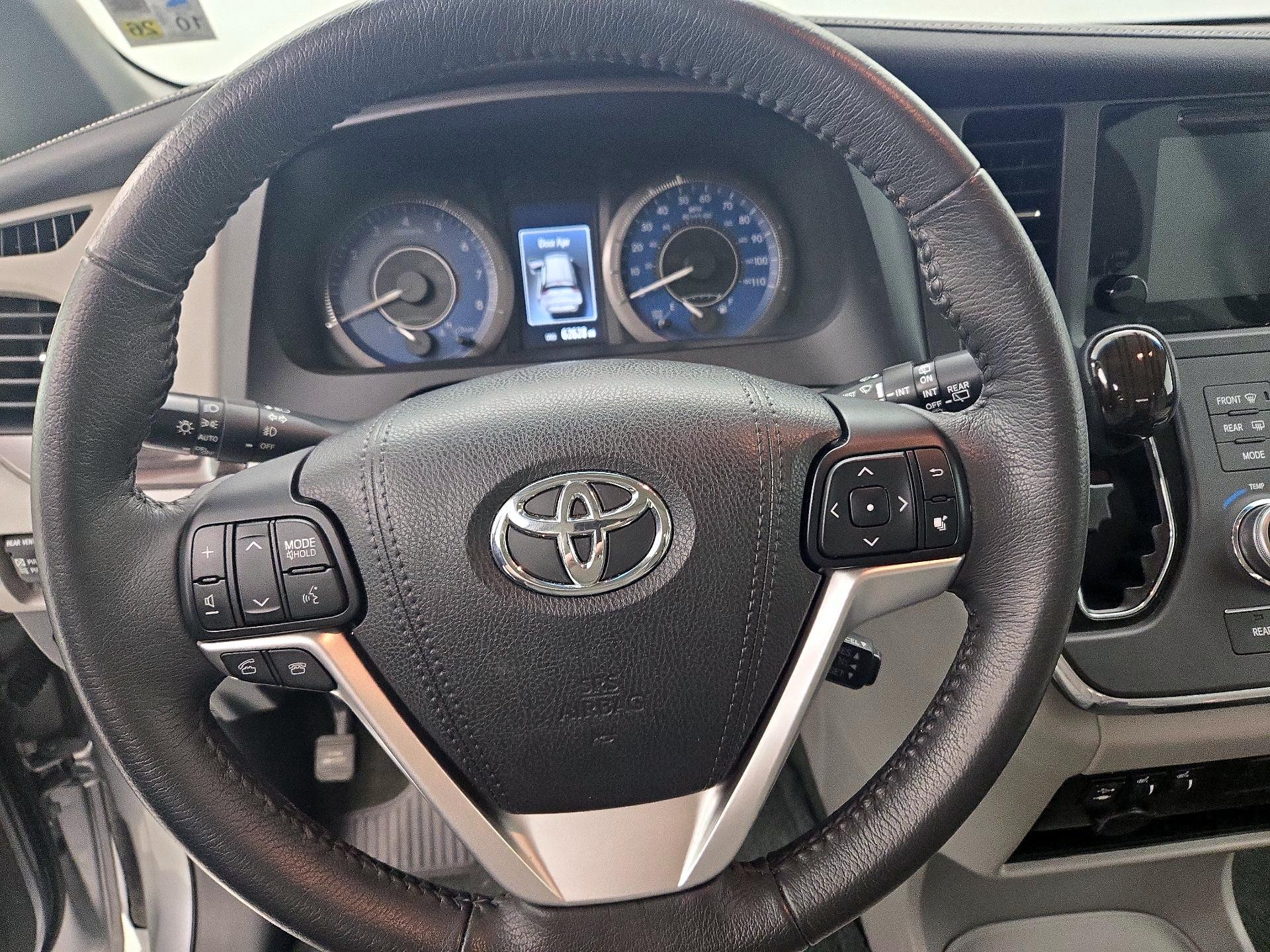 Thumbnail: 2017 Toyota Sienna - 10