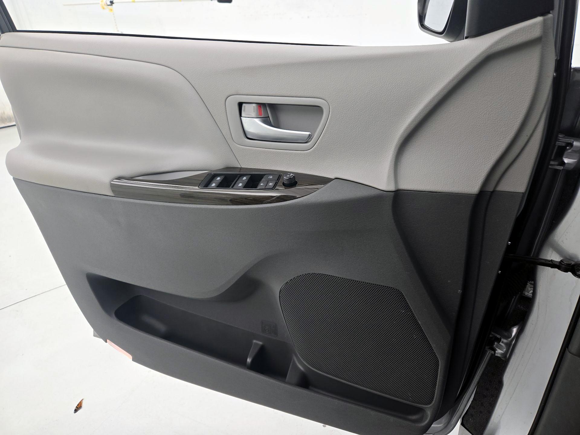 Thumbnail: 2017 Toyota Sienna - 12