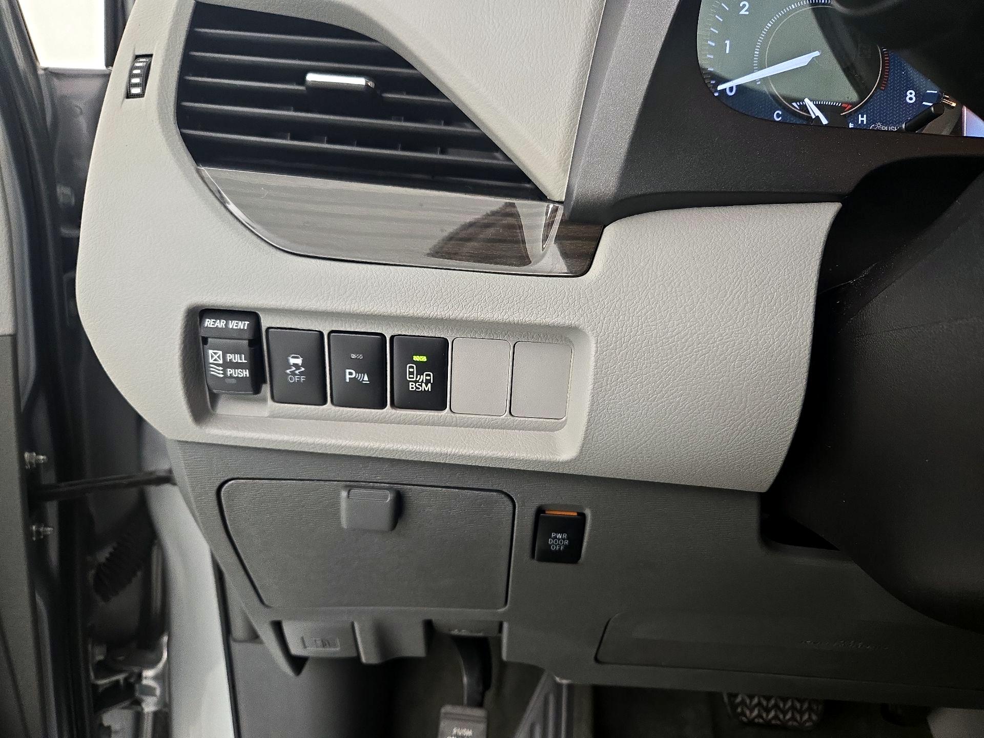 Thumbnail: 2017 Toyota Sienna - 13