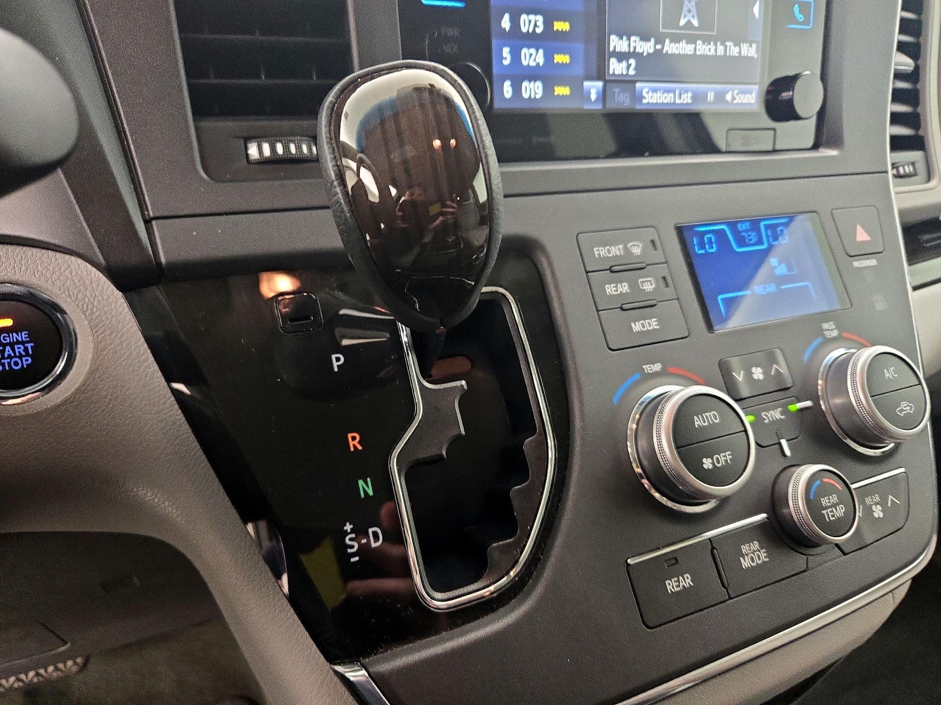 Thumbnail: 2017 Toyota Sienna - 17