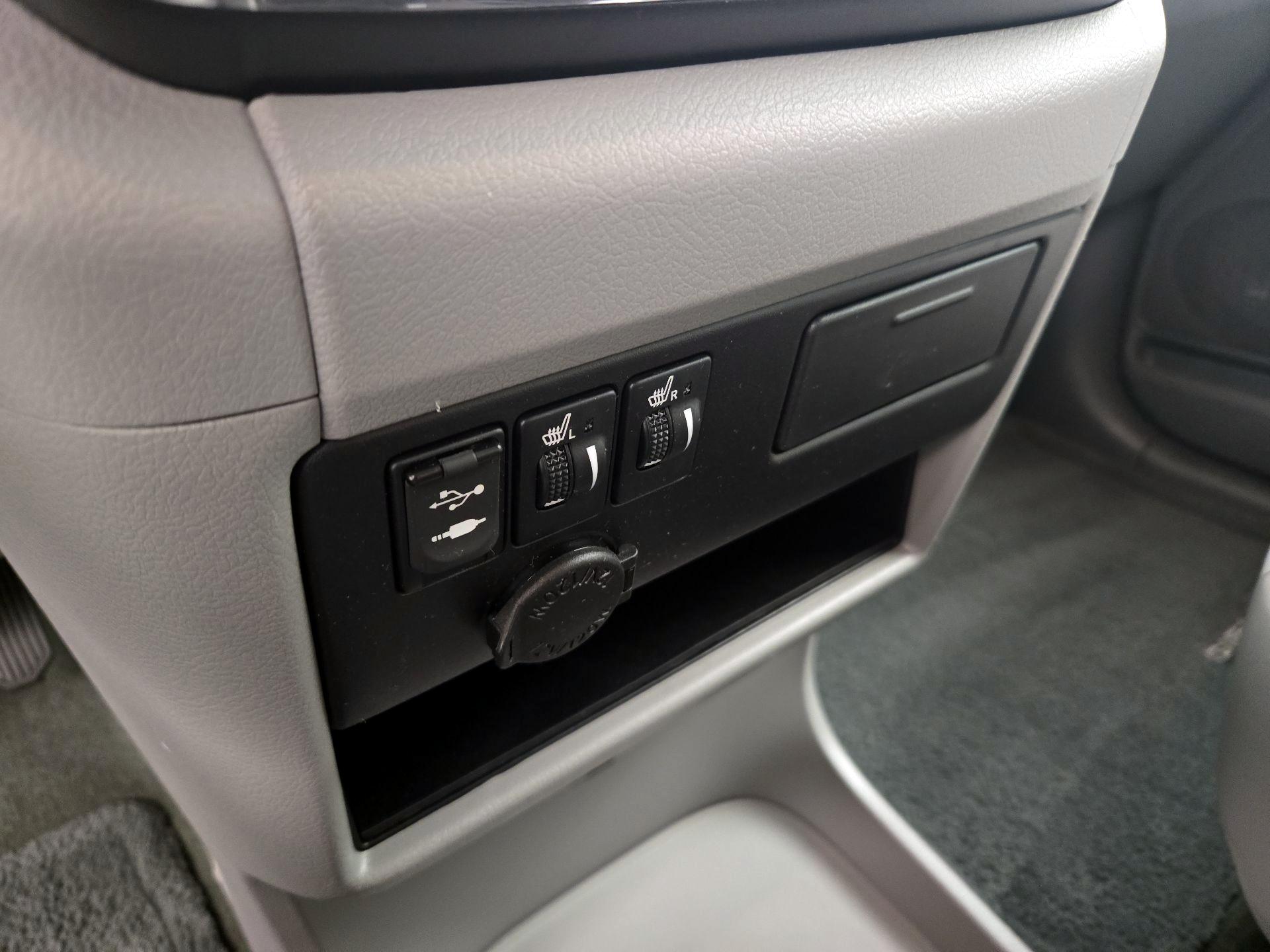 Thumbnail: 2017 Toyota Sienna - 18