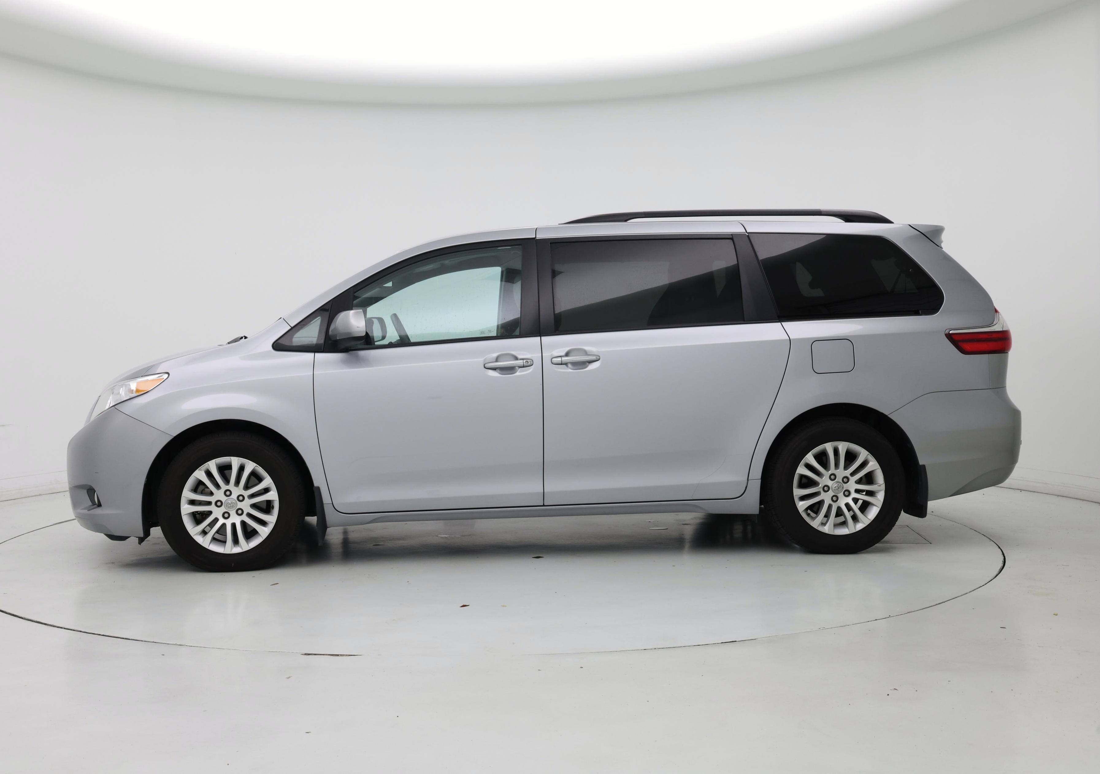 Thumbnail: 2017 Toyota Sienna - 3