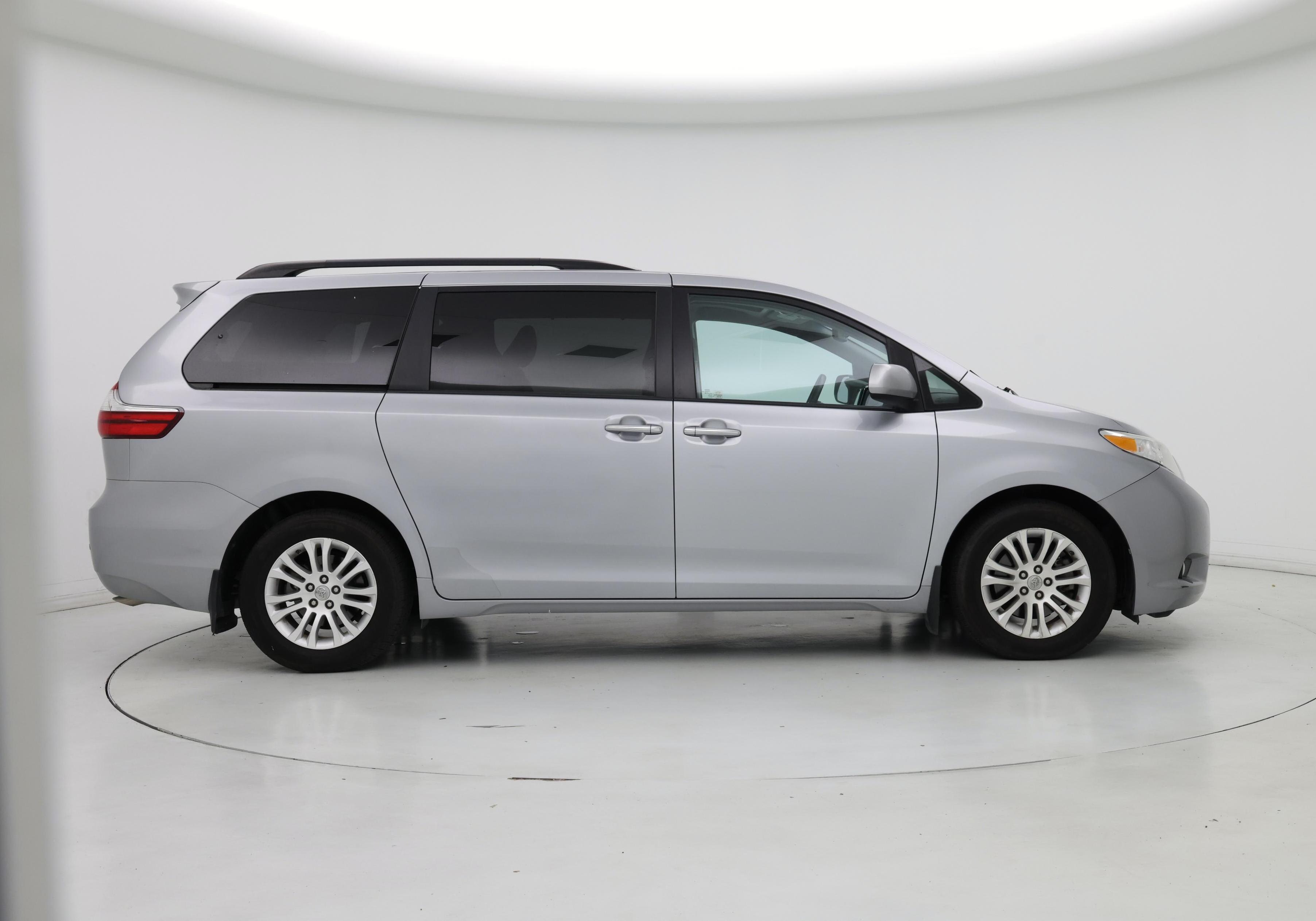 Thumbnail: 2017 Toyota Sienna - 7
