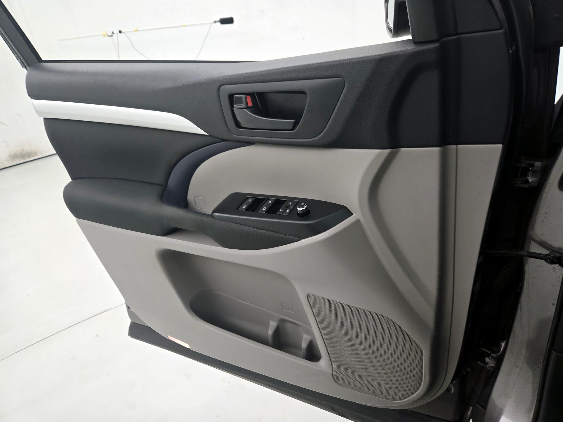 Thumbnail: 2016 Toyota Highlander - 12