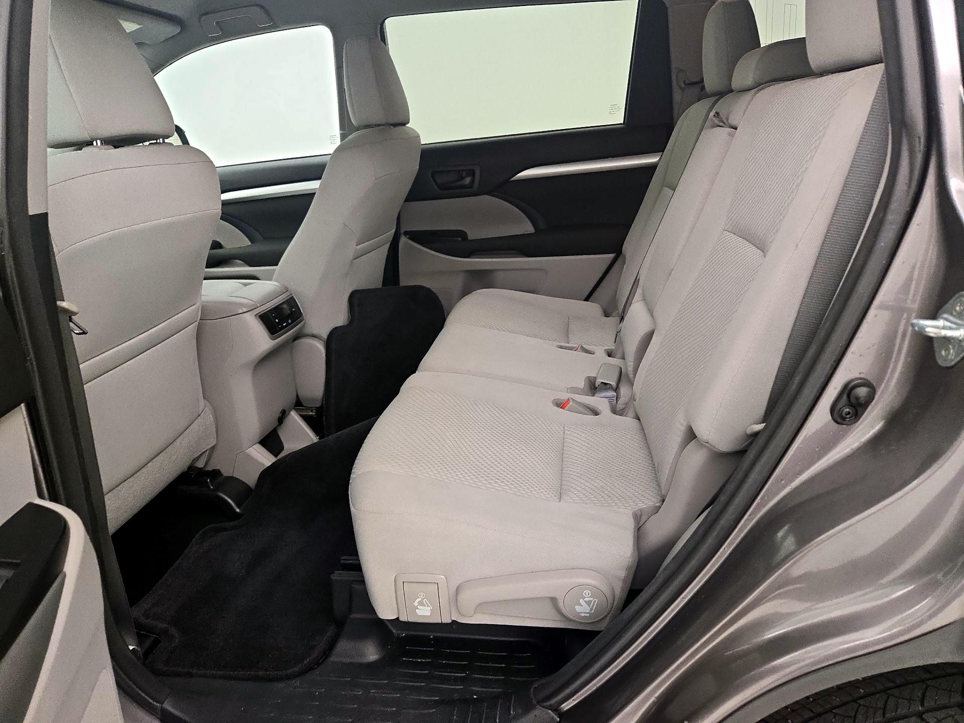 Thumbnail: 2016 Toyota Highlander - 18