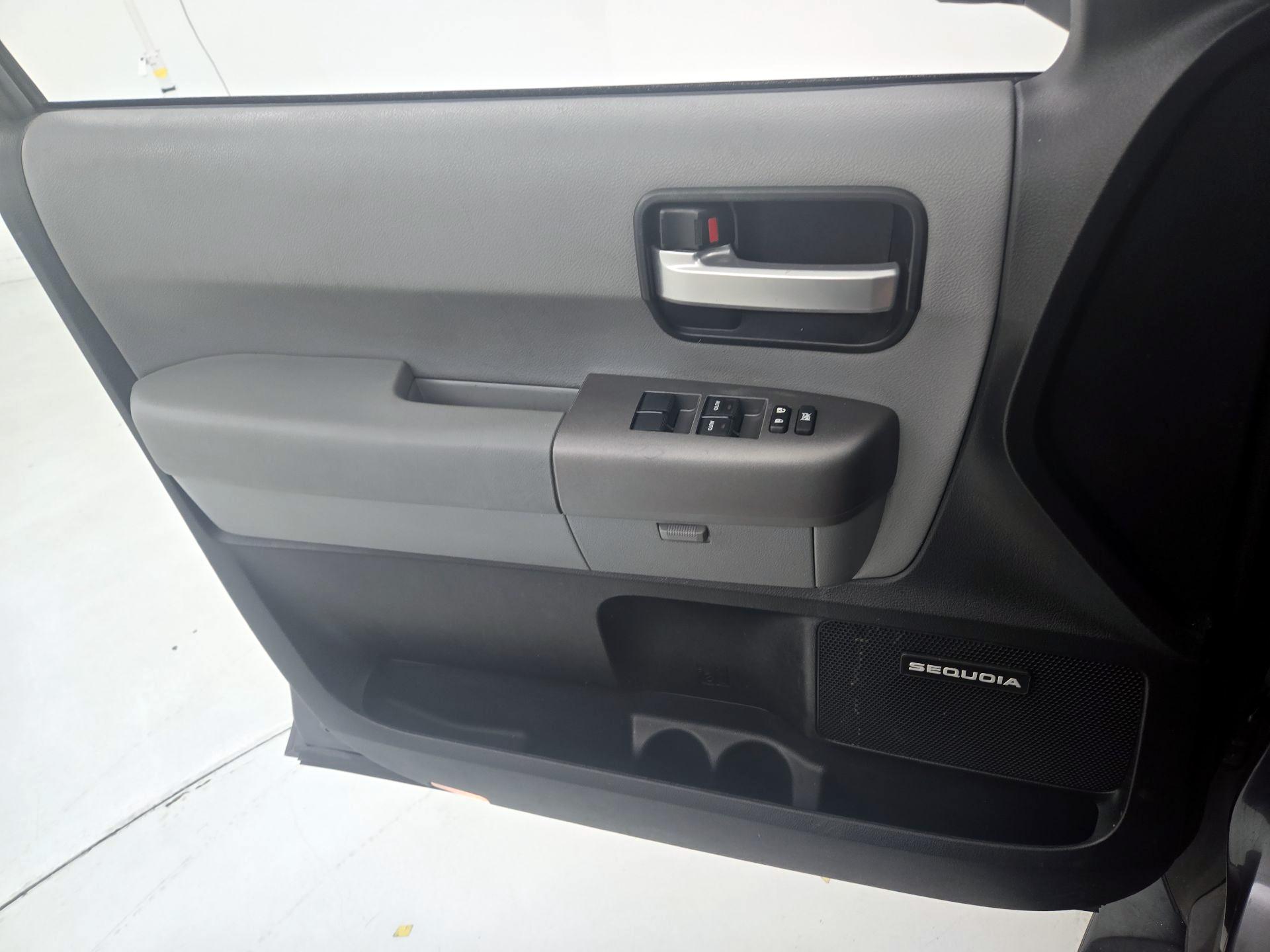 Thumbnail: 2014 Toyota Sequoia - 12