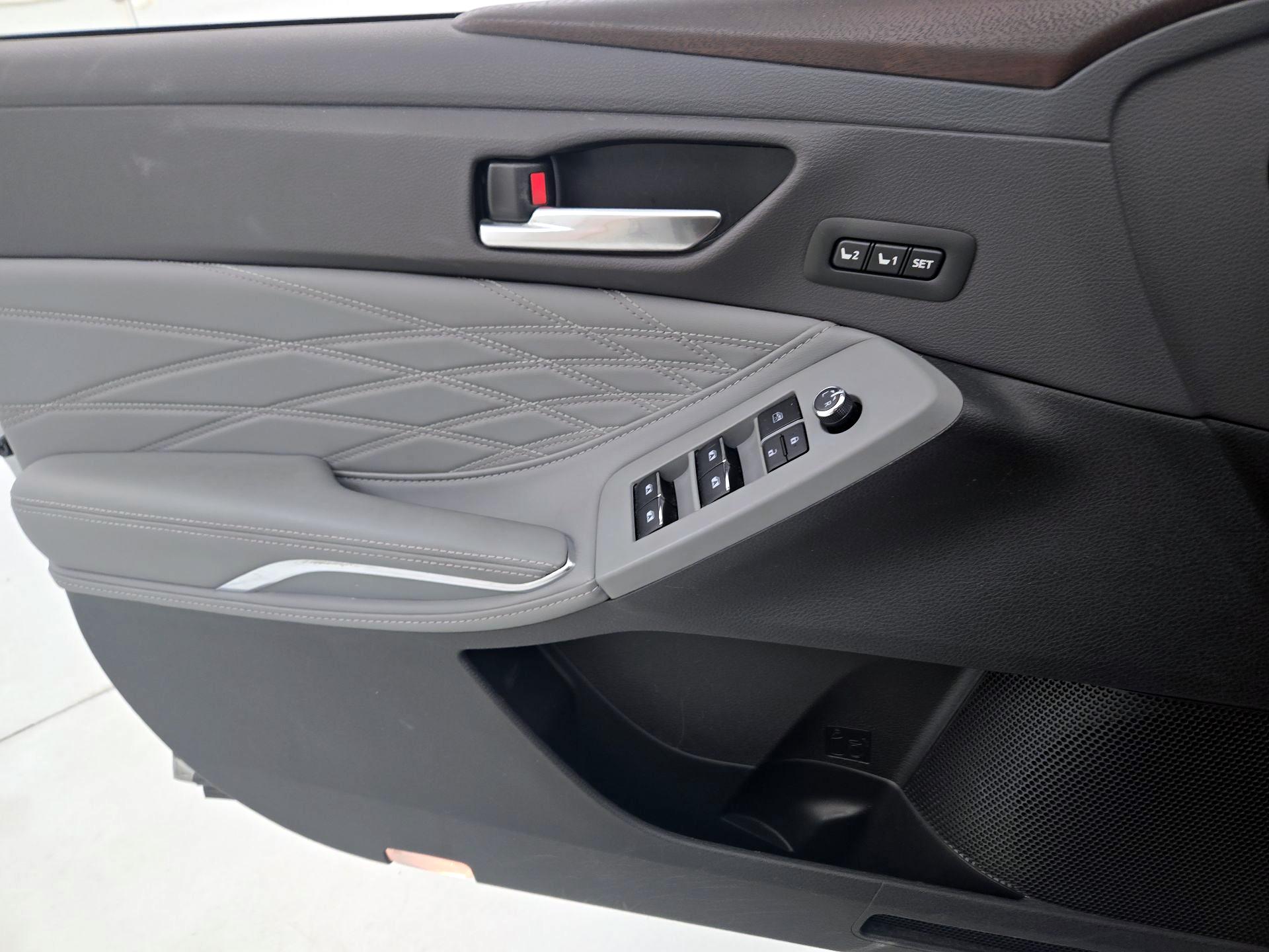 Thumbnail: 2021 Toyota Avalon - 12