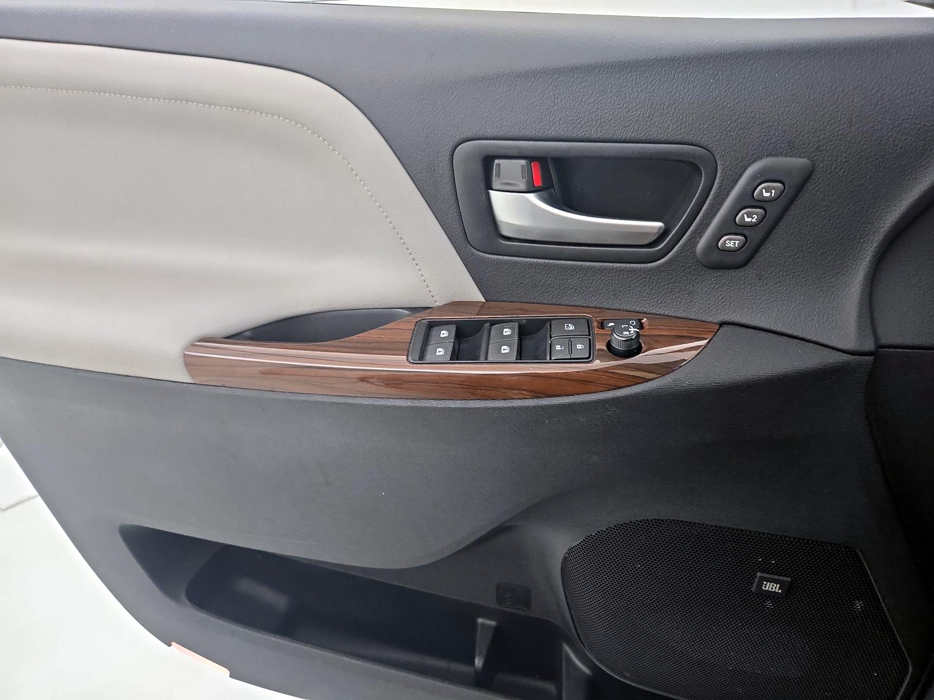 Thumbnail: 2015 Toyota Sienna - 12