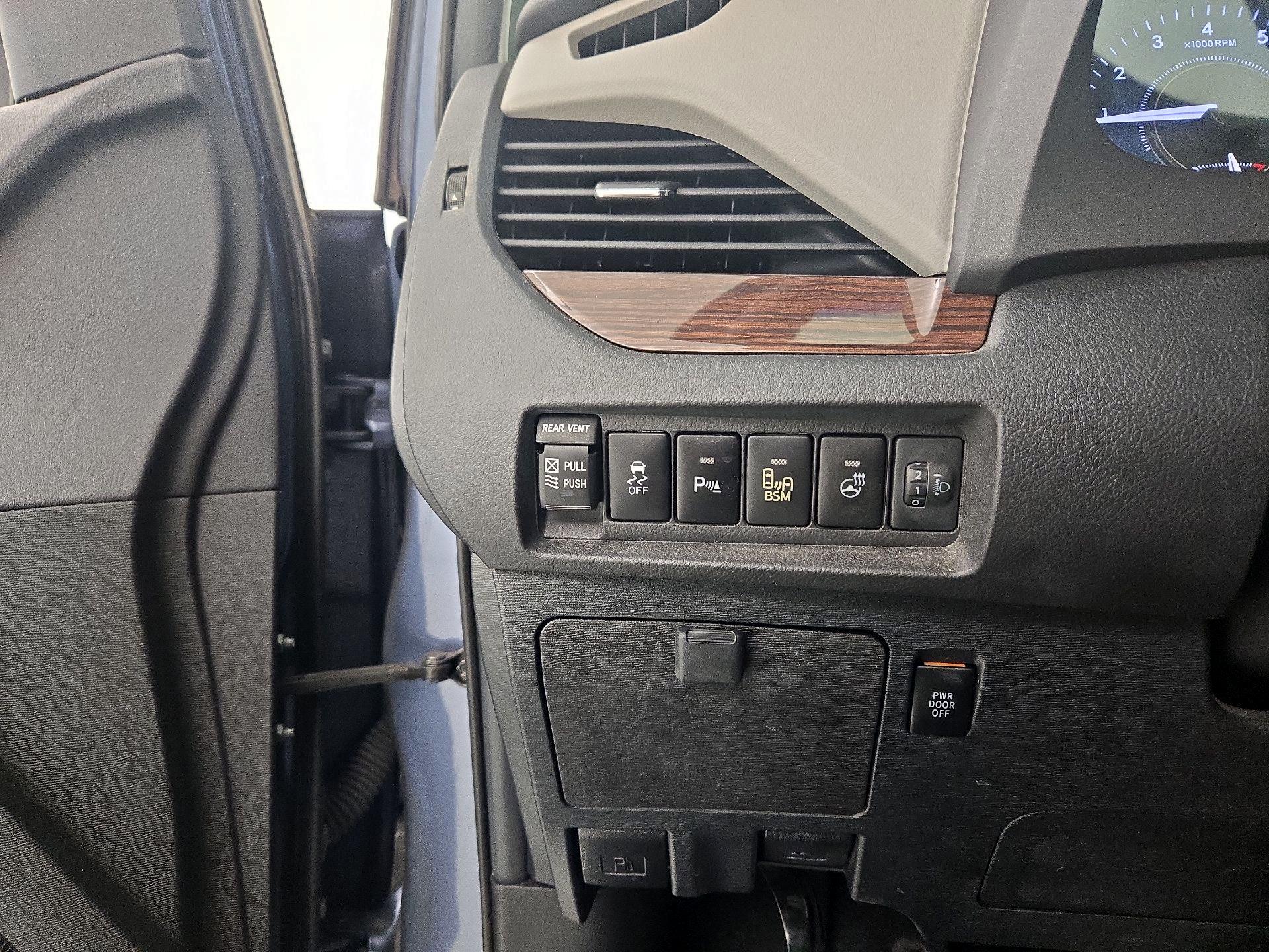 Thumbnail: 2015 Toyota Sienna - 13