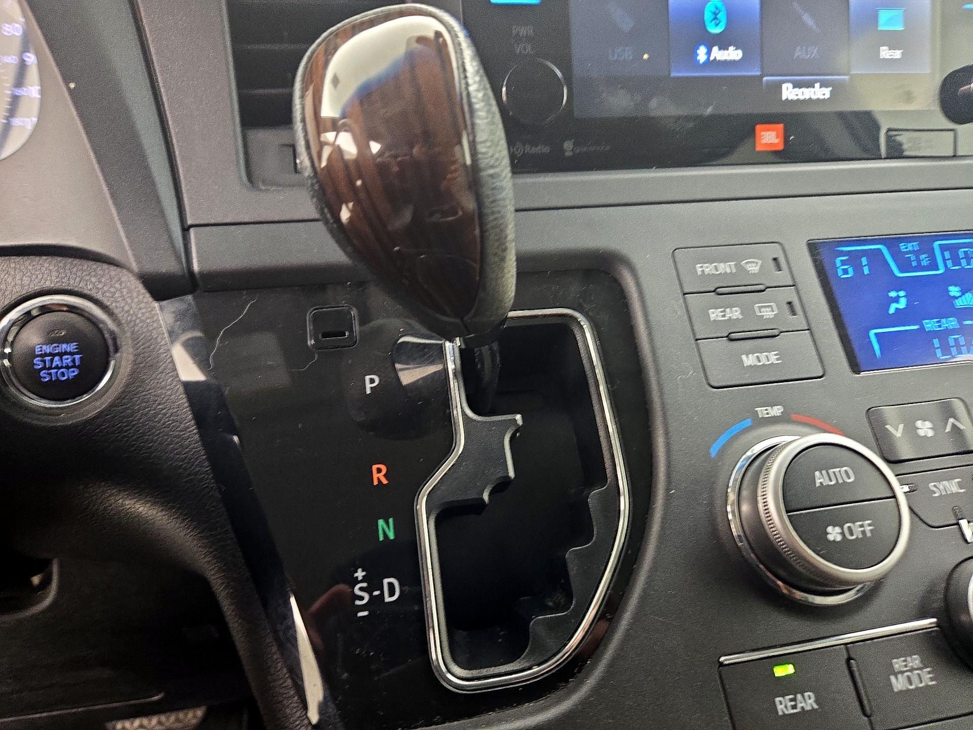 Thumbnail: 2015 Toyota Sienna - 17