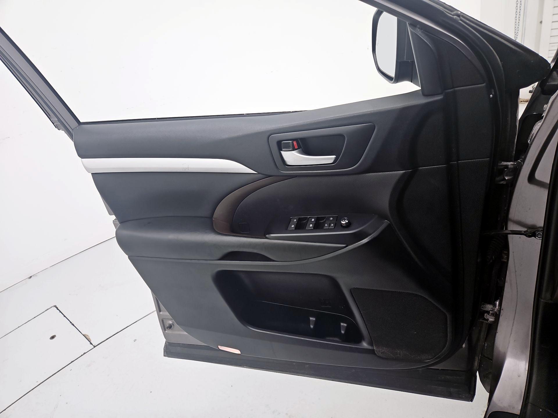 Thumbnail: 2019 Toyota Highlander - 12