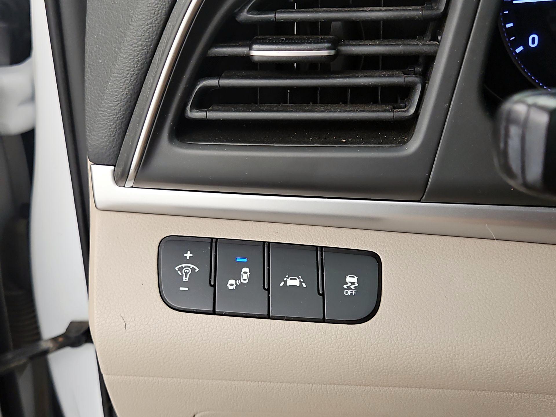 Thumbnail: 2019 Hyundai Elantra - 13