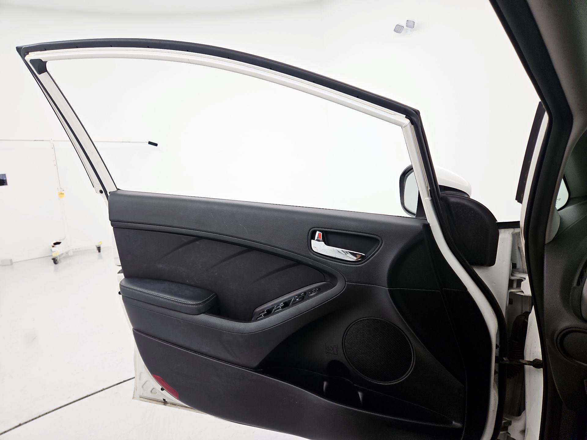 Thumbnail: 2016 Kia Forte - 12