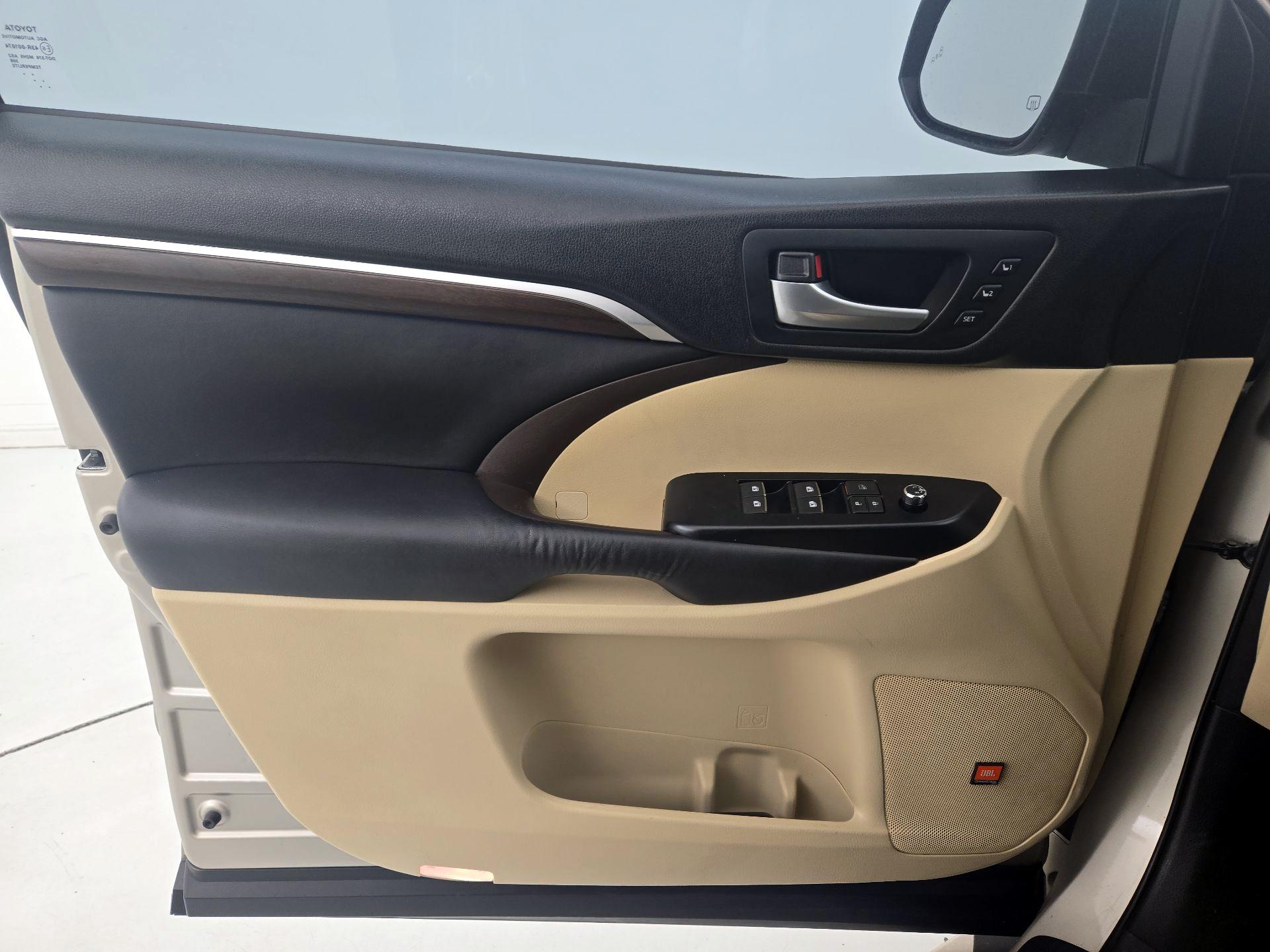 Thumbnail: 2016 Toyota Highlander - 12