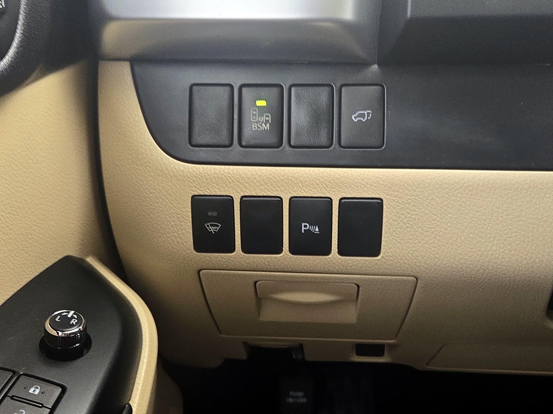 Thumbnail: 2016 Toyota Highlander - 13