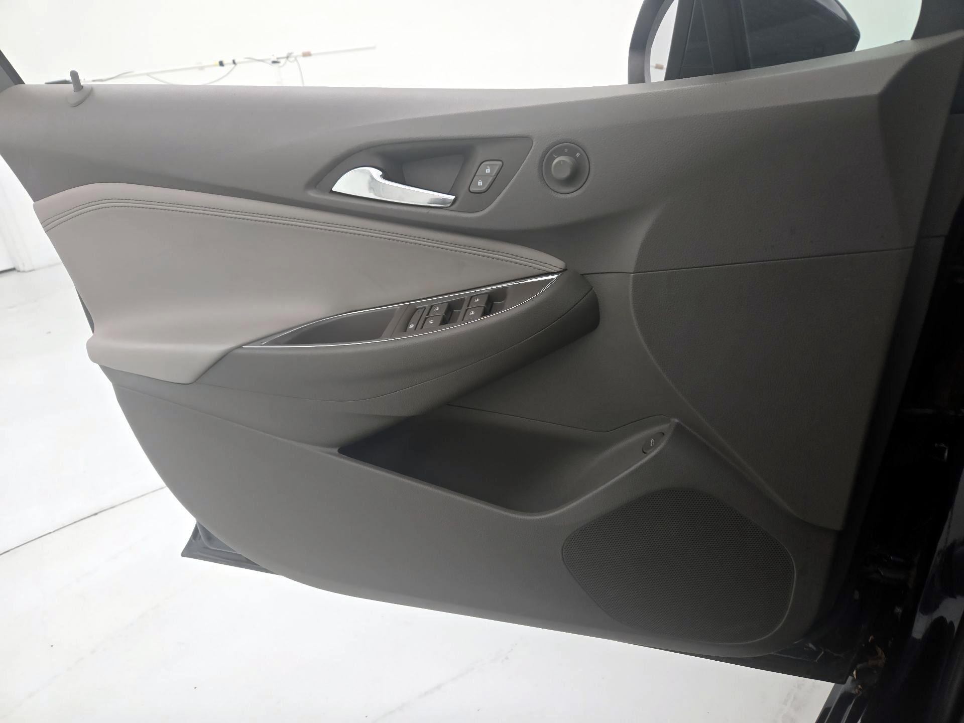 Thumbnail: 2017 Chevrolet Cruze - 12