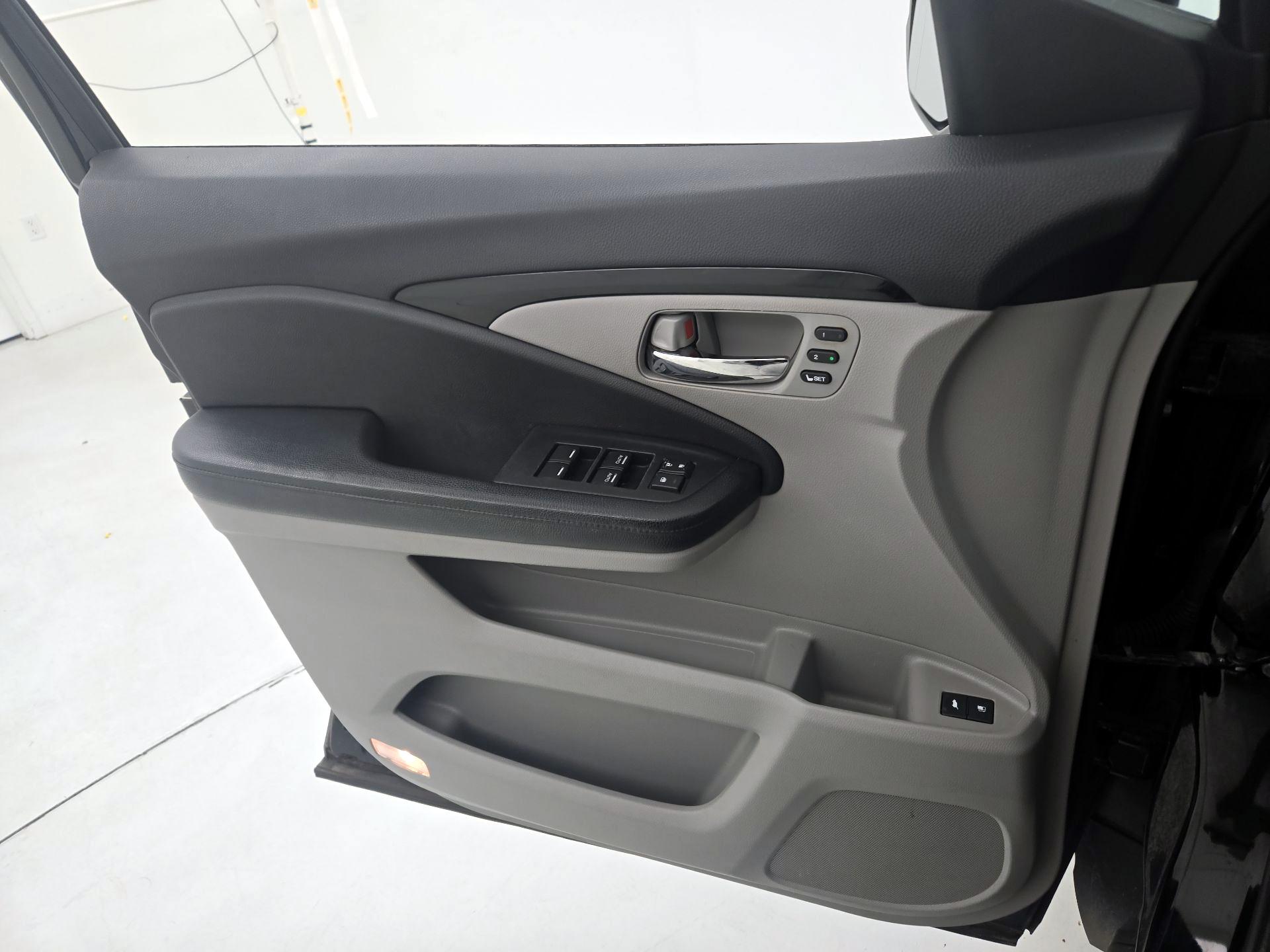 Thumbnail: 2016 Honda Pilot - 12