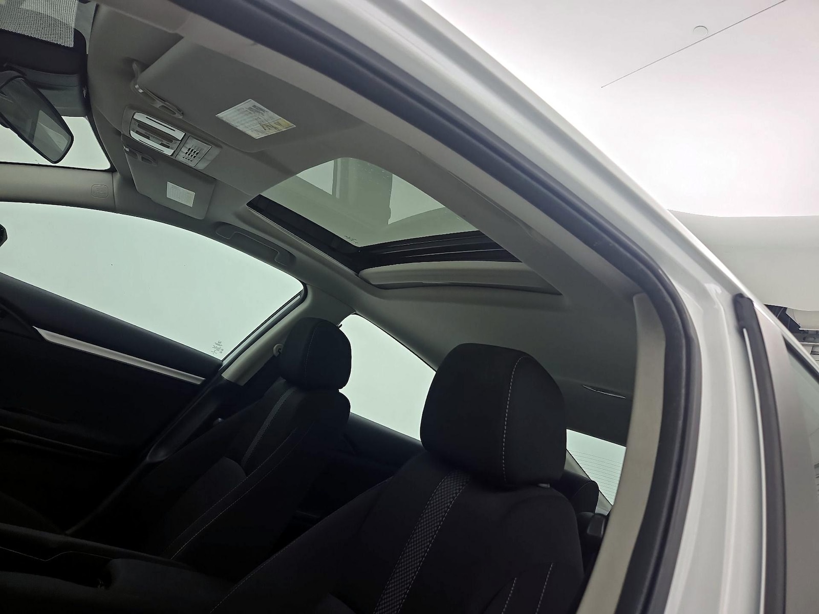 Sunroof(s) & Overhead Airbags