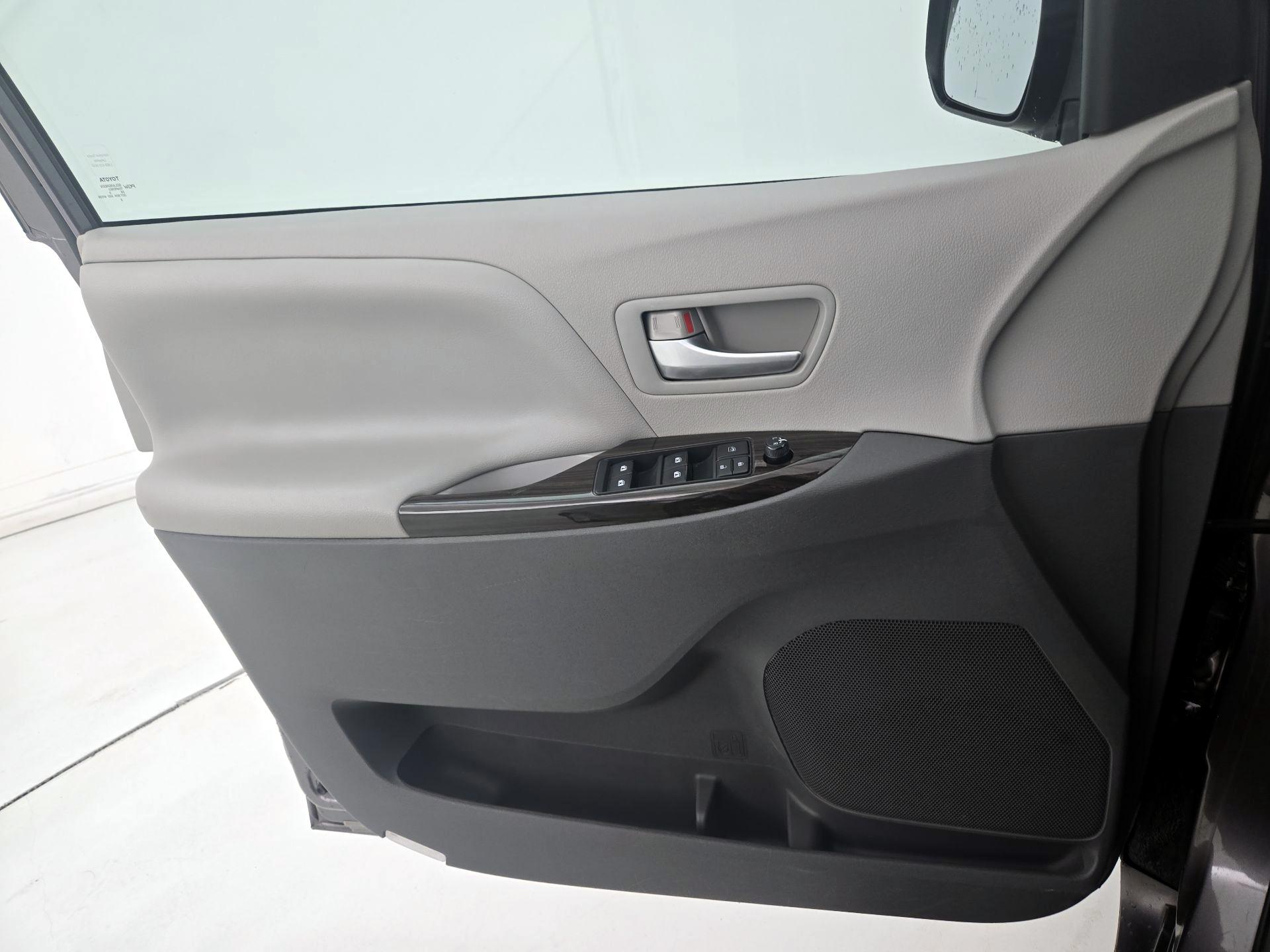 Thumbnail: 2015 Toyota Sienna - 12