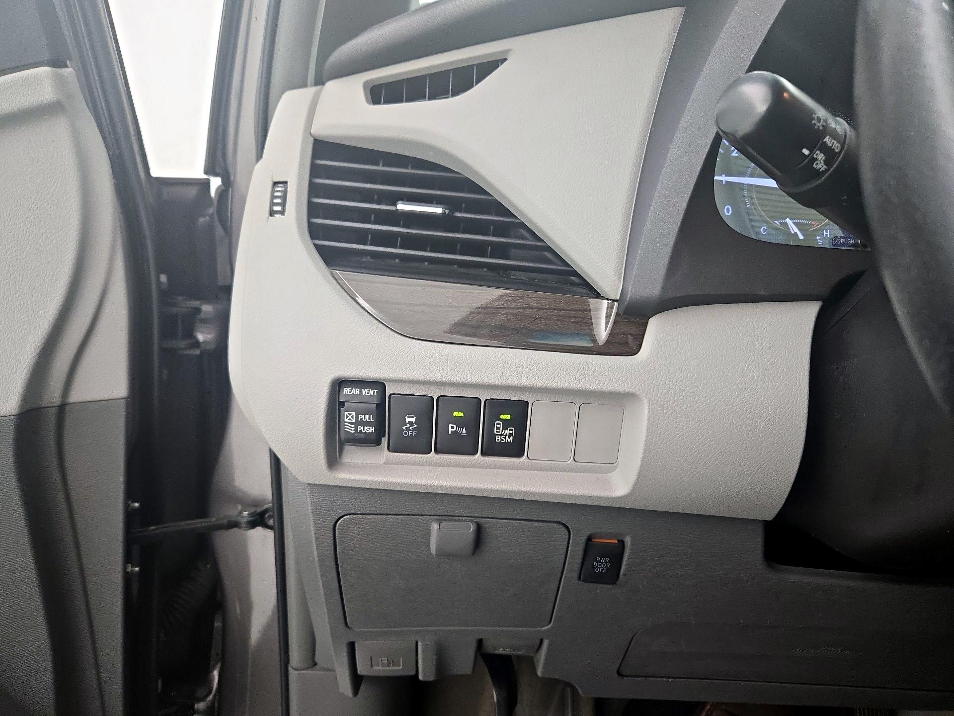 Thumbnail: 2015 Toyota Sienna - 13