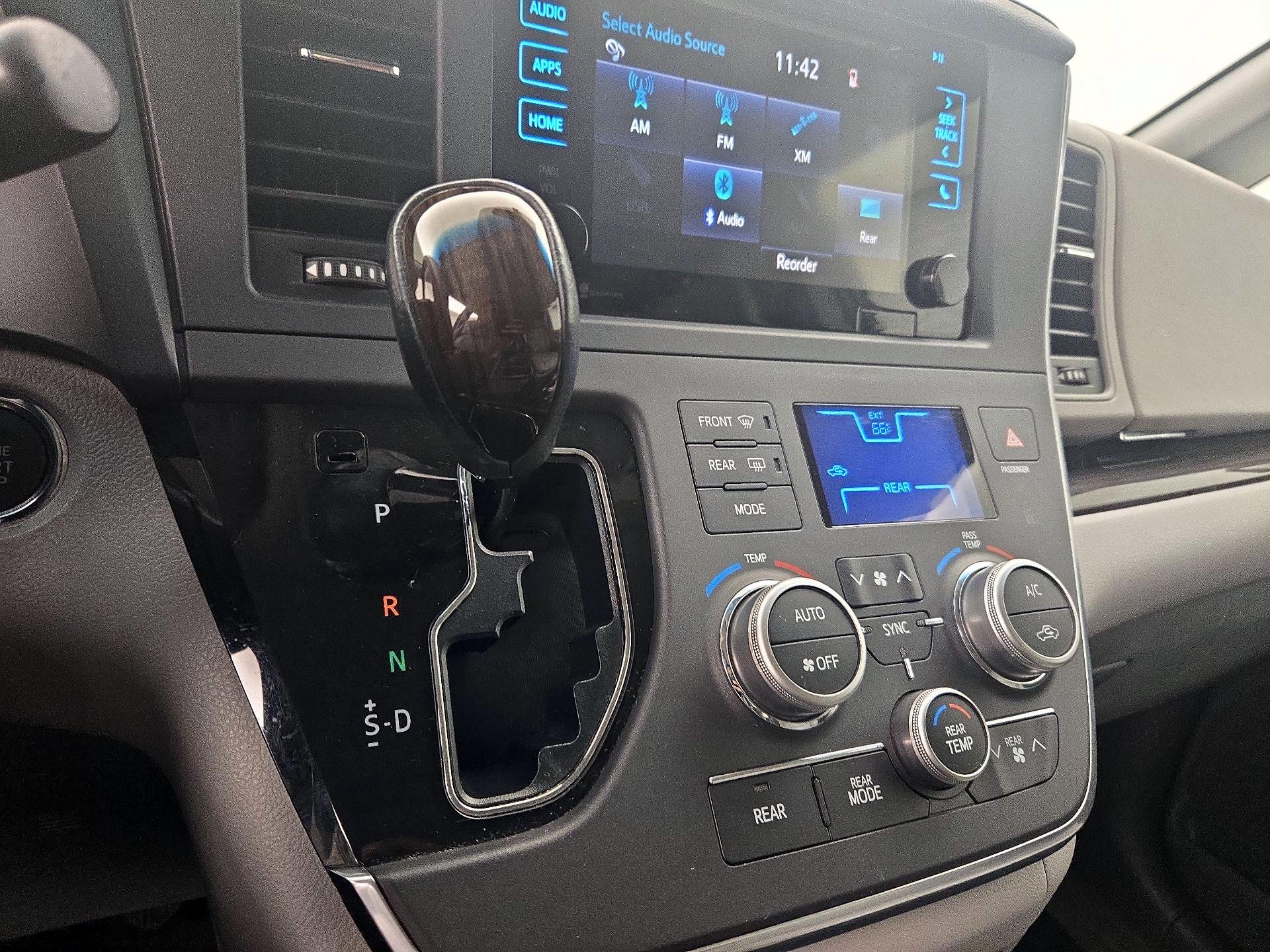 Thumbnail: 2015 Toyota Sienna - 17