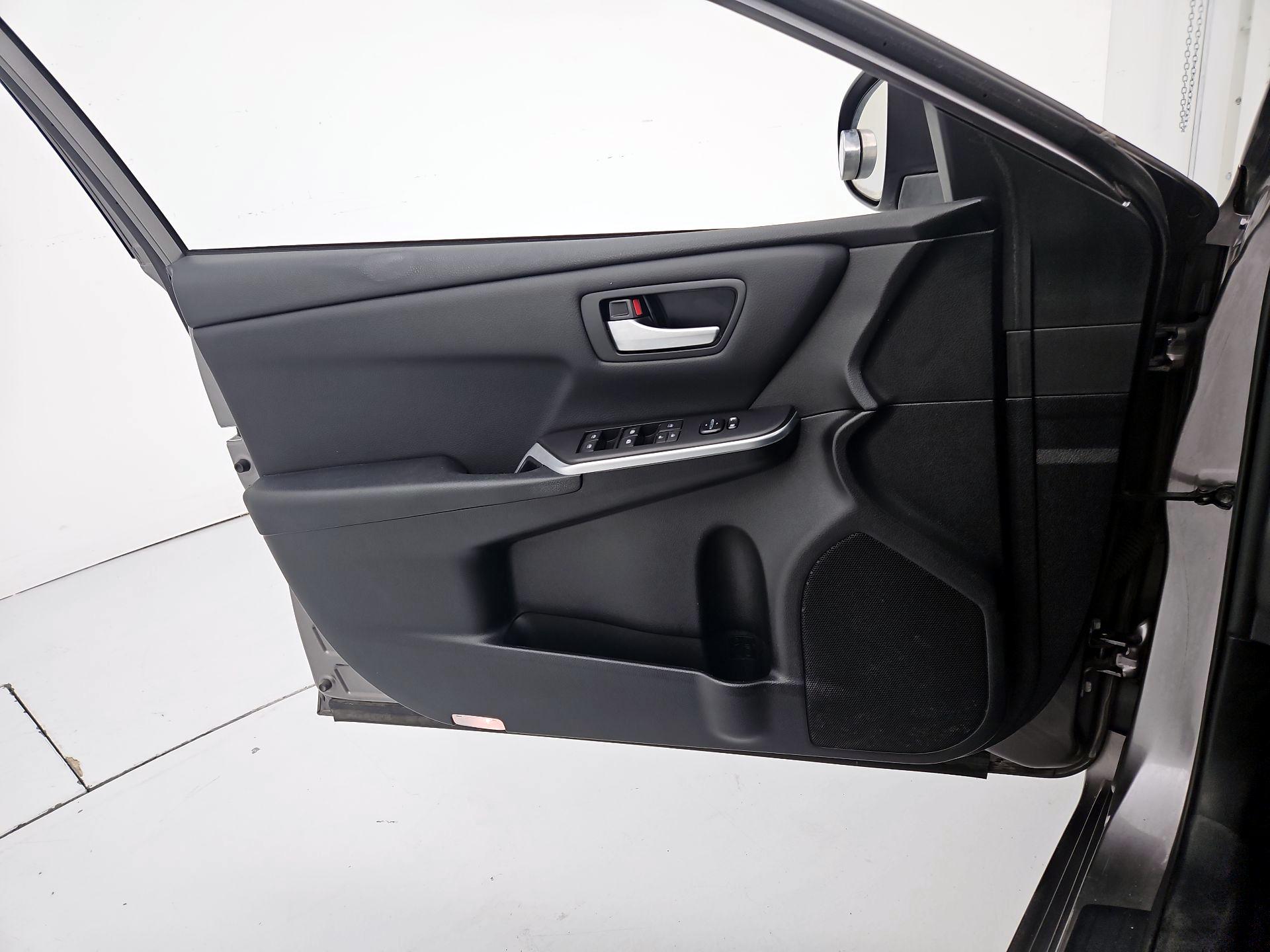 Thumbnail: 2016 Toyota Camry - 12