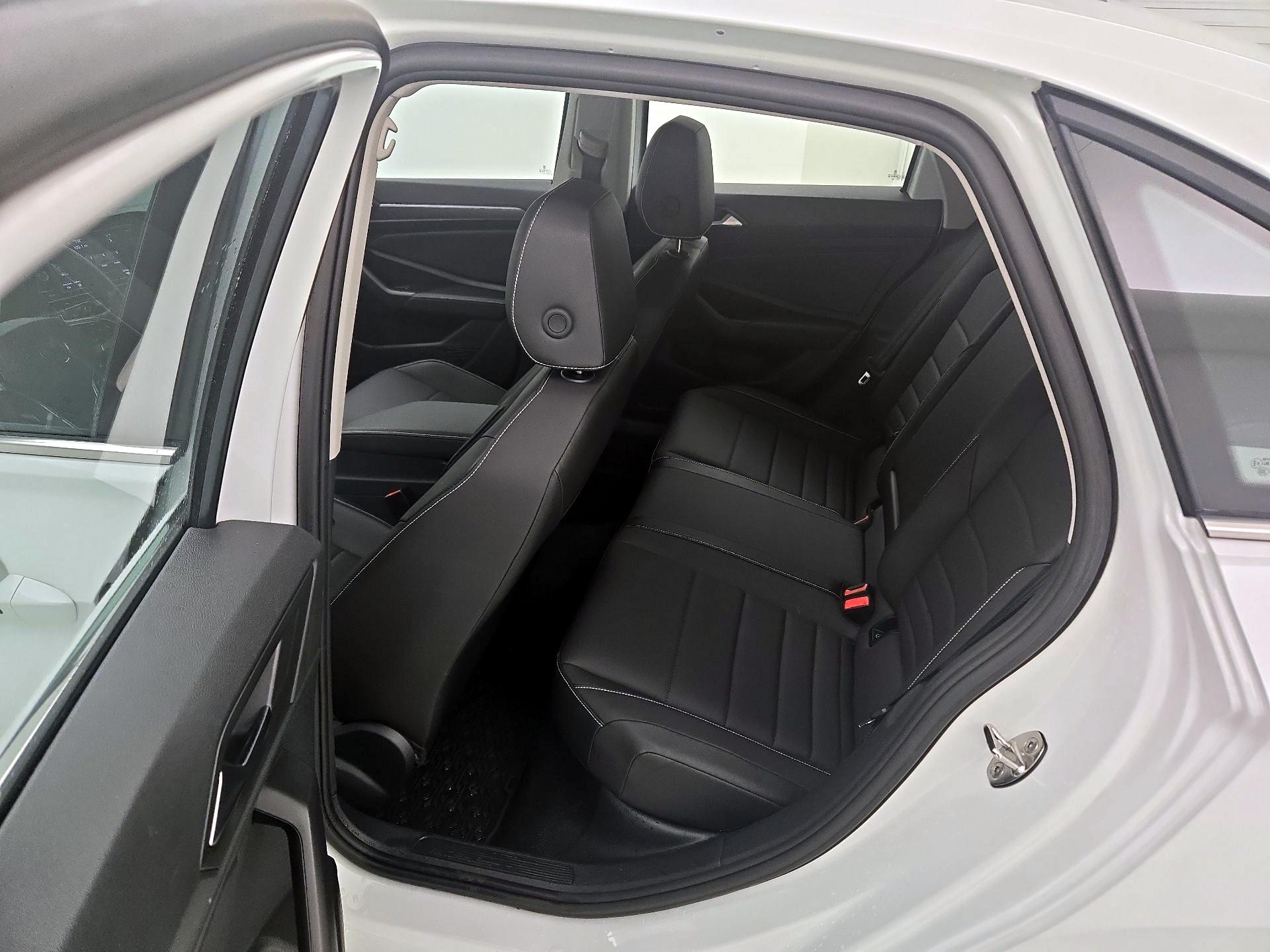 Thumbnail: 2024 Volkswagen Jetta - 20