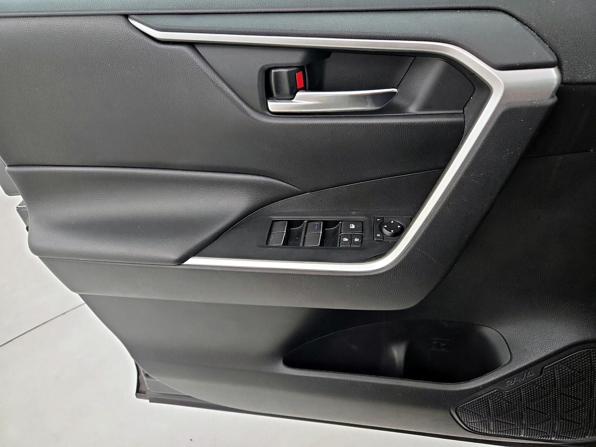 Thumbnail: 2020 Toyota RAV4 - 12