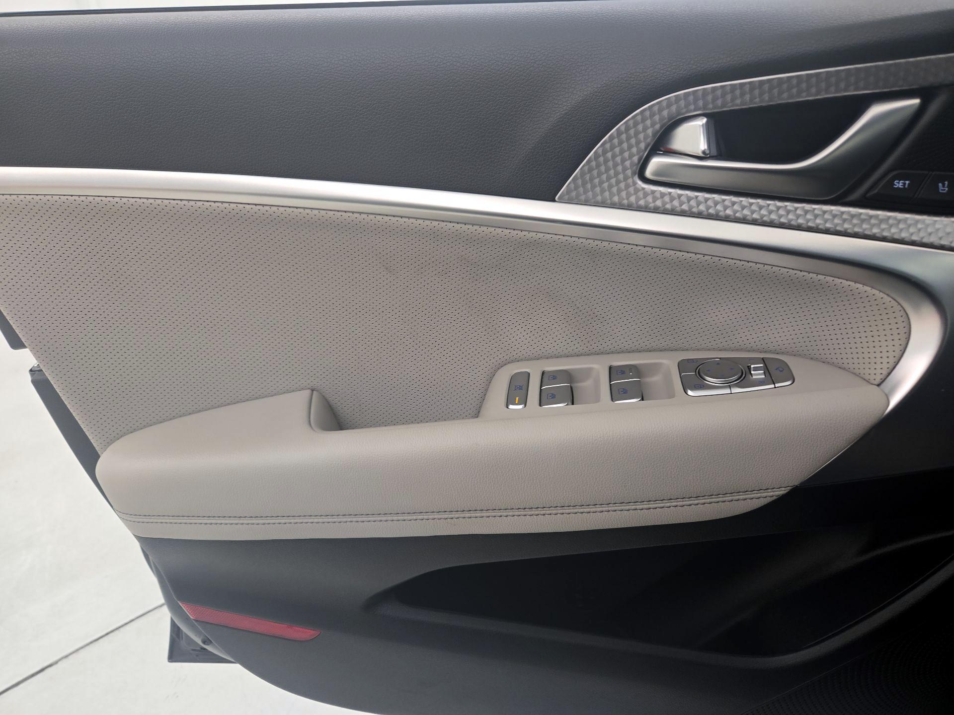 Thumbnail: 2023 Genesis G70 - 12