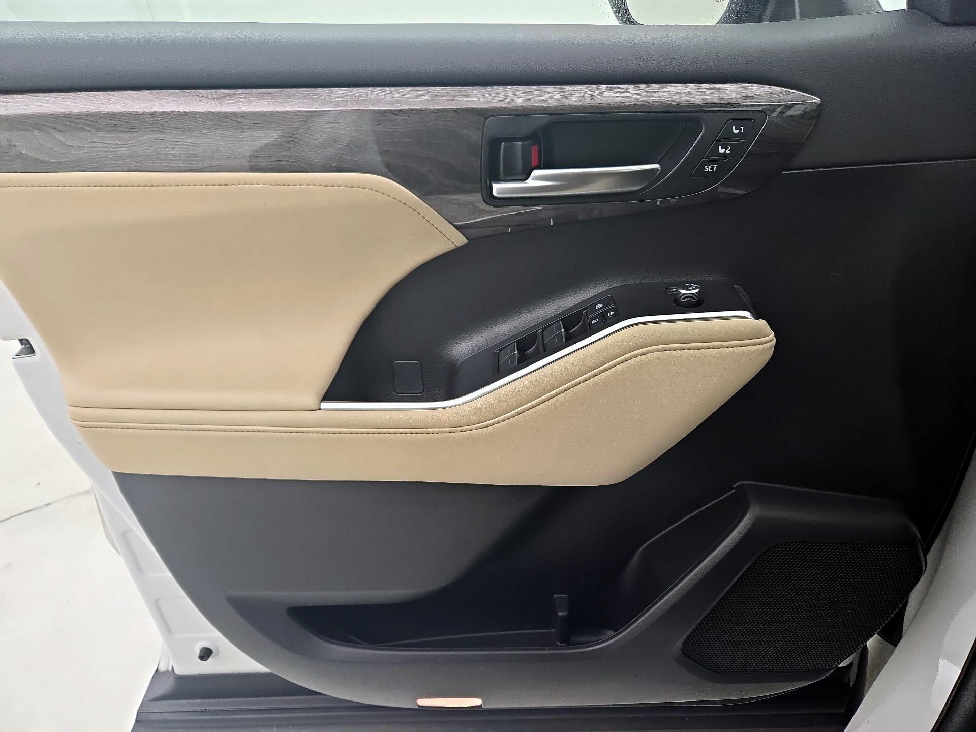 Thumbnail: 2023 Toyota Highlander - 12