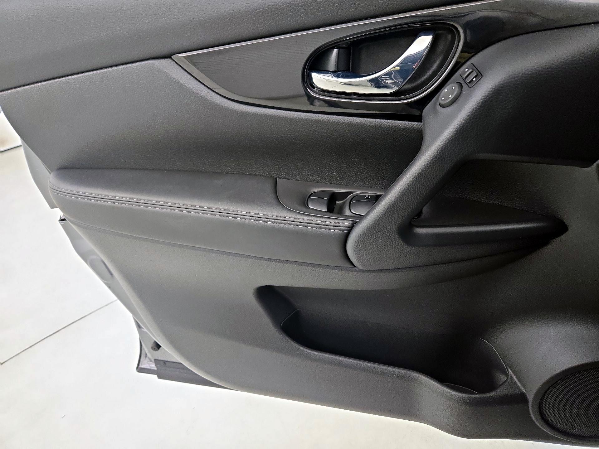 Thumbnail: 2021 Nissan Rogue Sport - 12