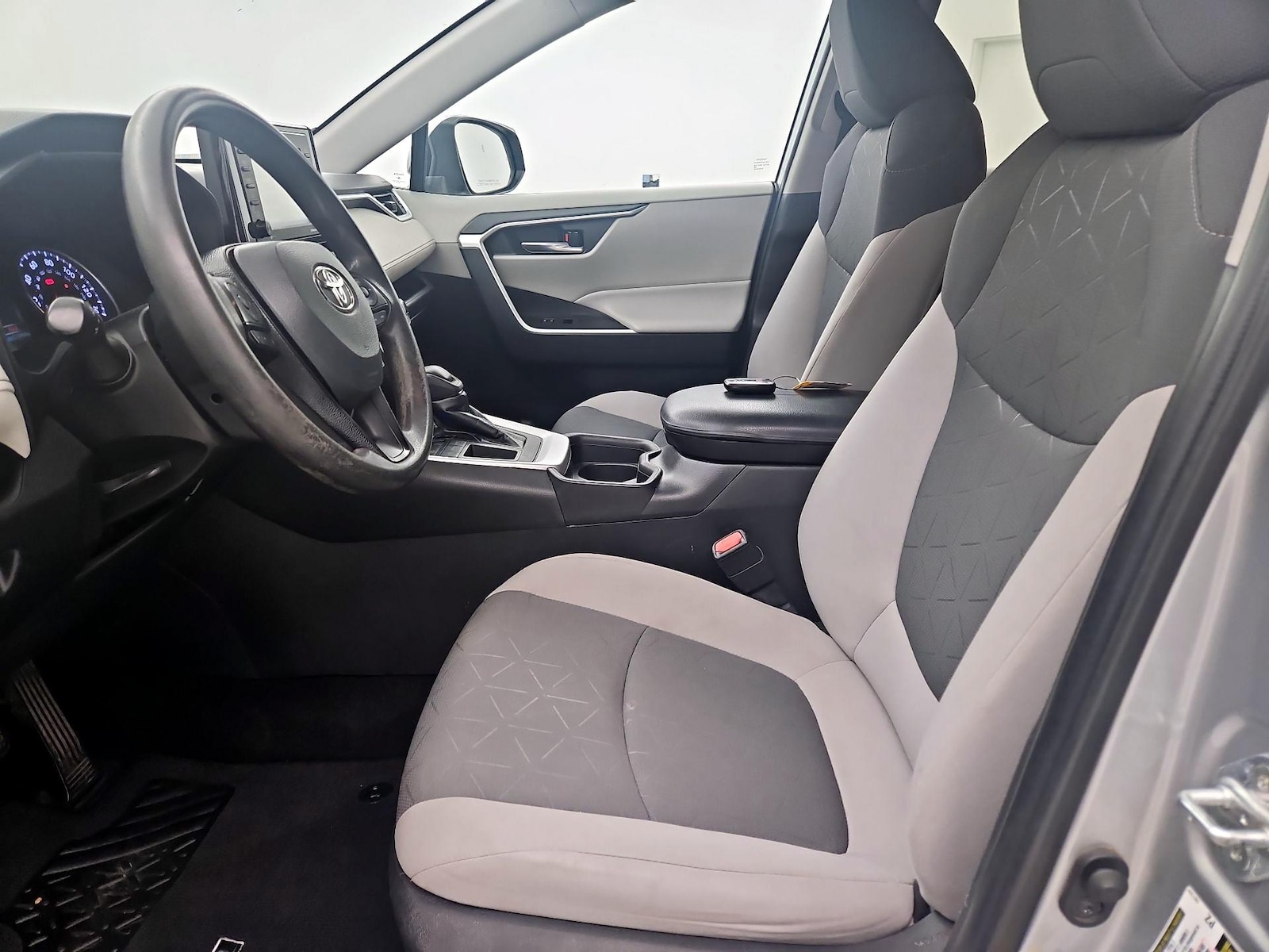 2021 Toyota RAV4 XLE - Photo 12