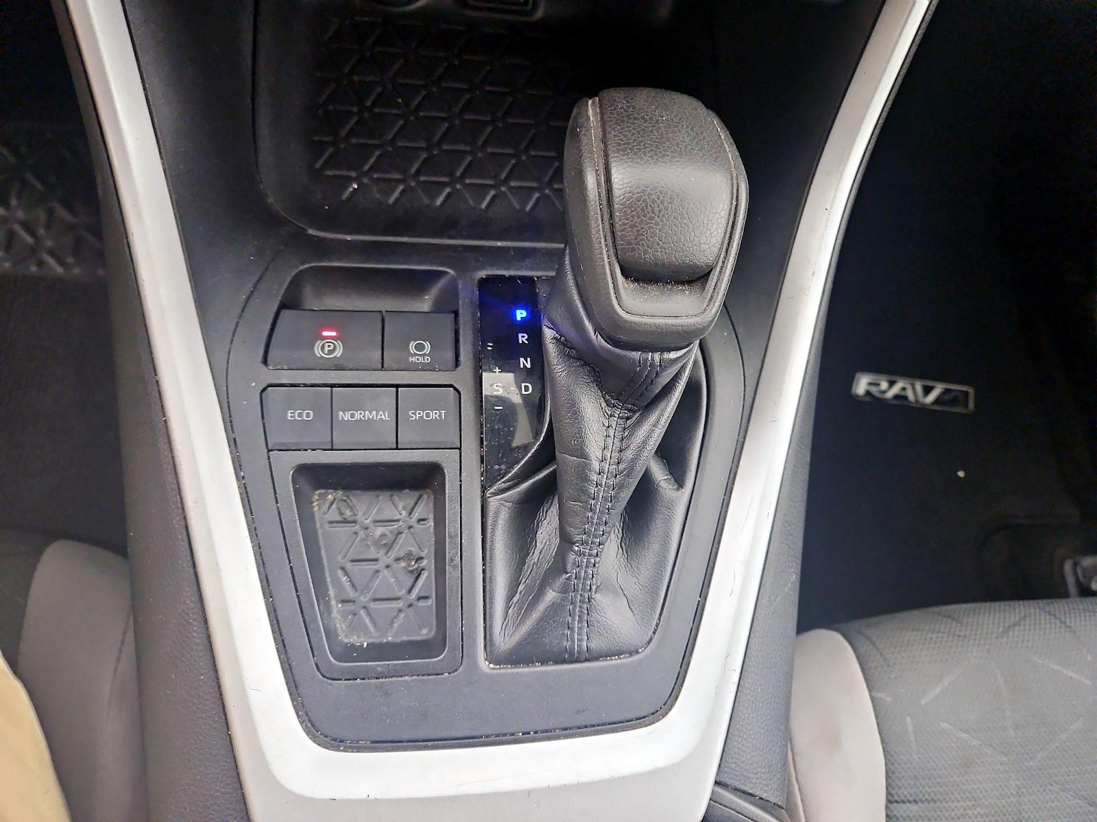 2021 Toyota RAV4 XLE - Photo 18