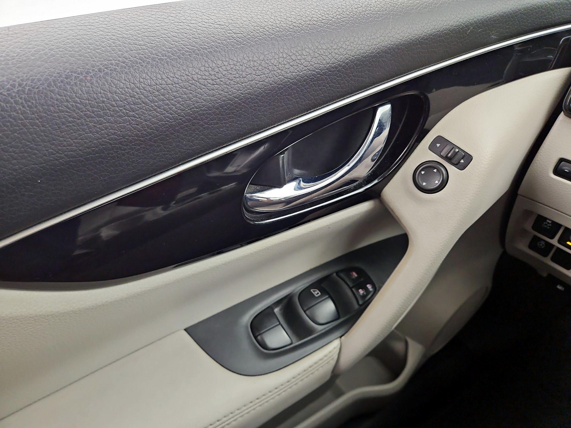 Thumbnail: 2017 Nissan Rogue Sport - 12